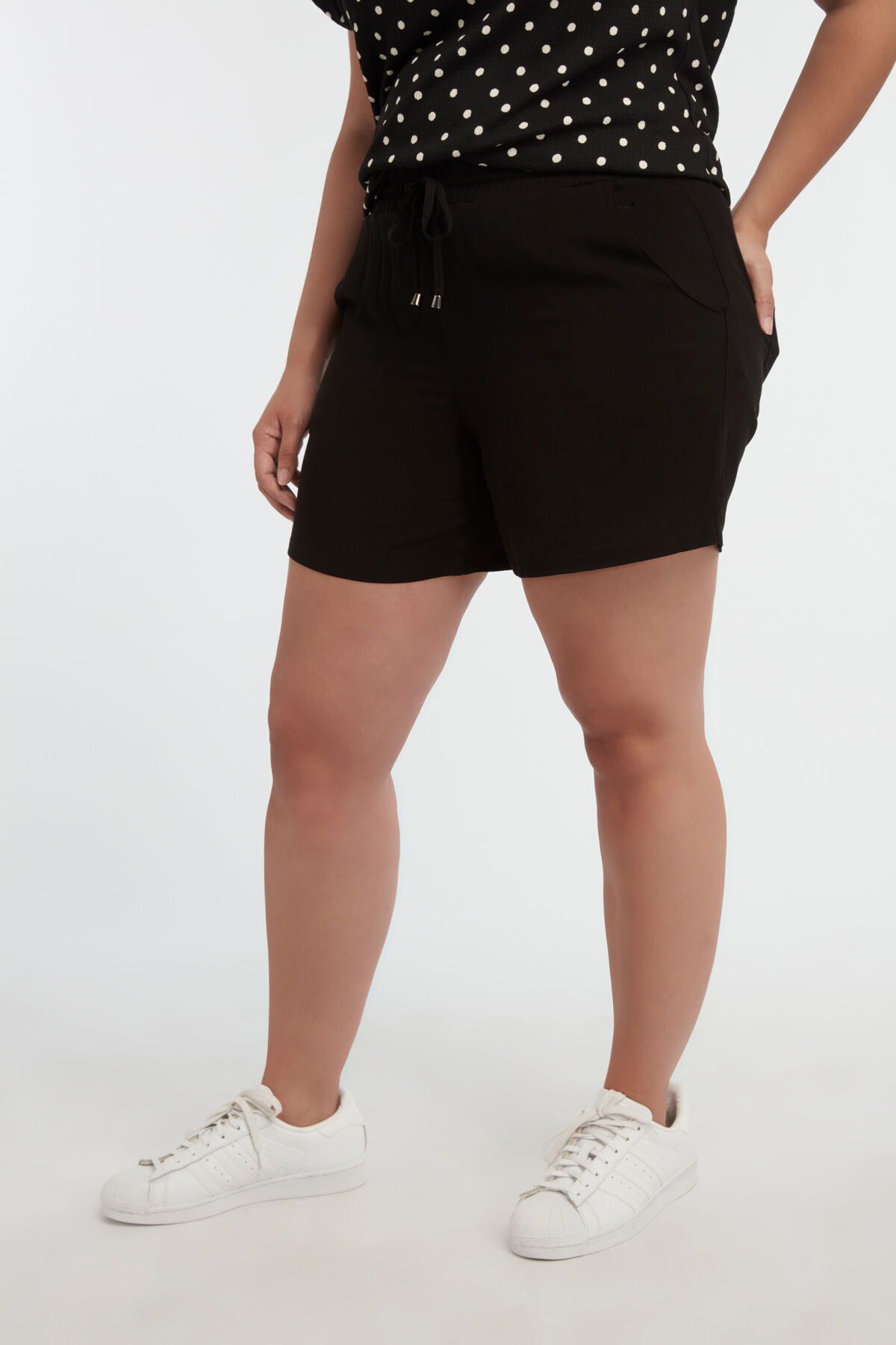 Shorts con cintur&oacute;n de tela image number 3