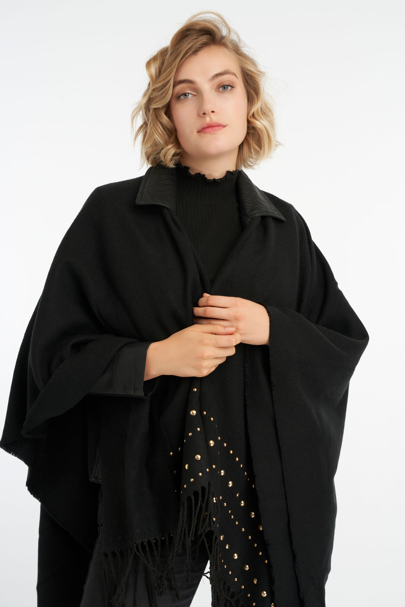 Capa con tachuelas y flecos image number 4