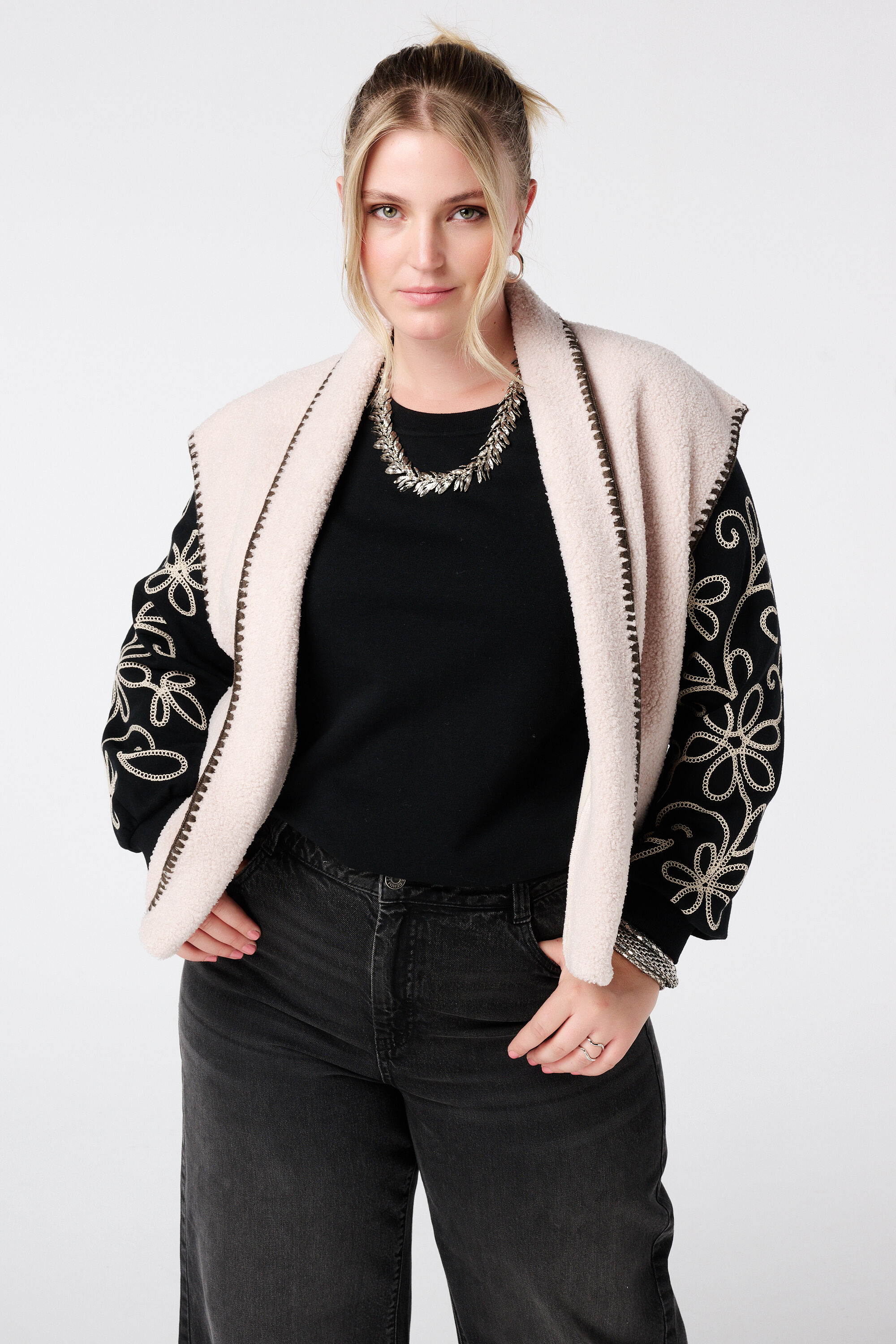 Chaleco Teddy con costuras decorativas