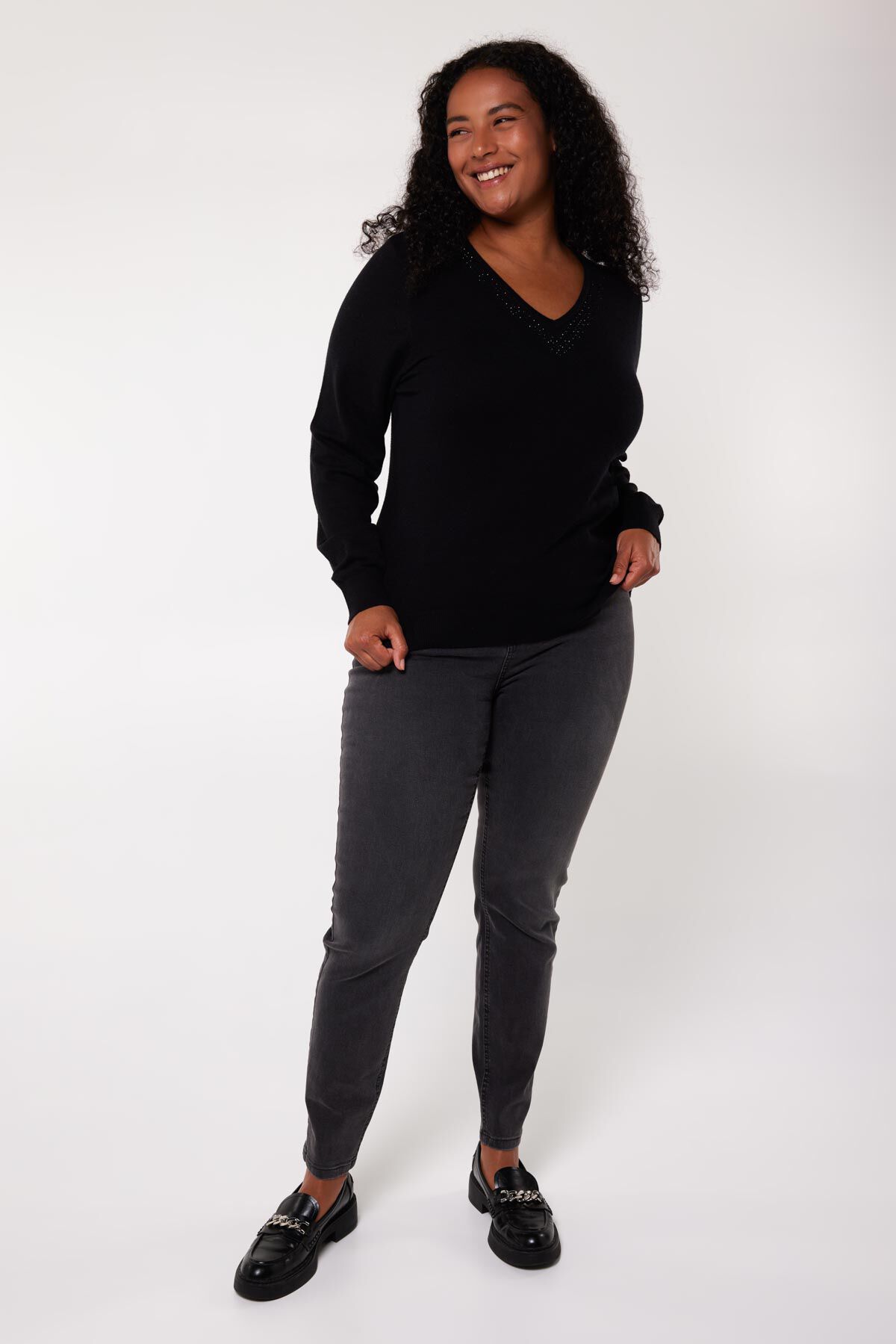 Su&eacute;ter con cuello en V y adornos image number 5