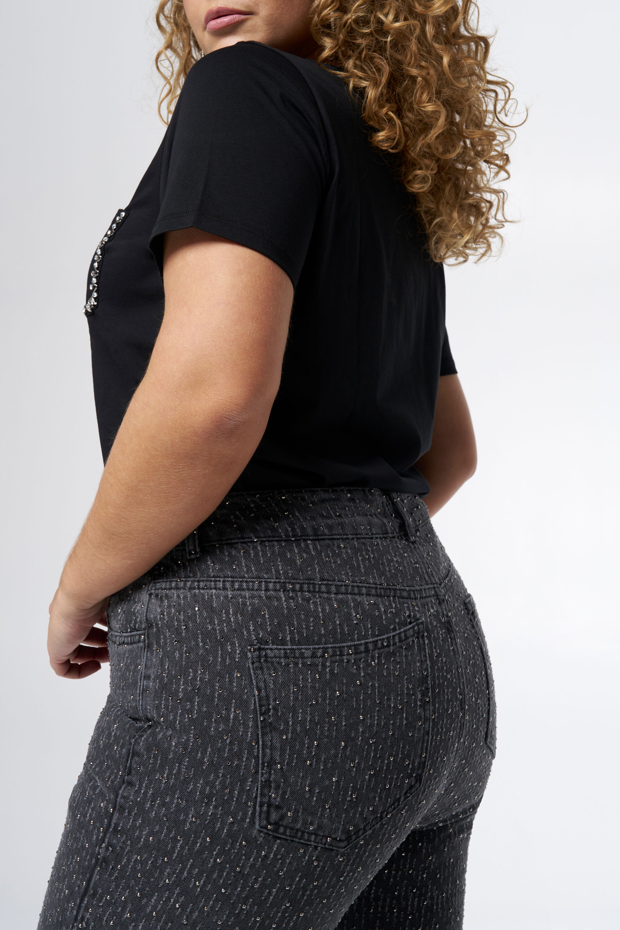 Jeans rectos con detalles rotos image number 4