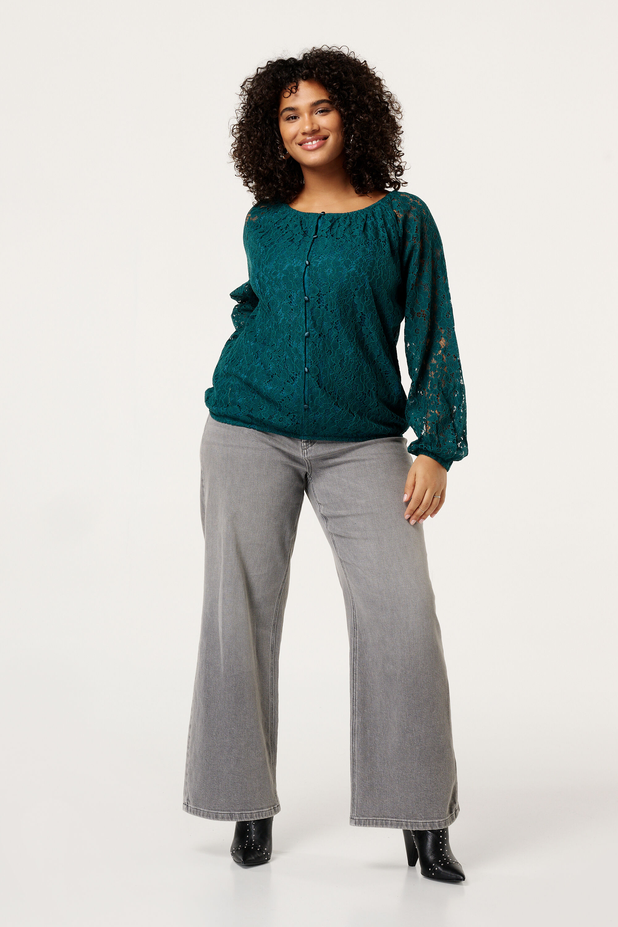 Top de encaje con botones image number 5