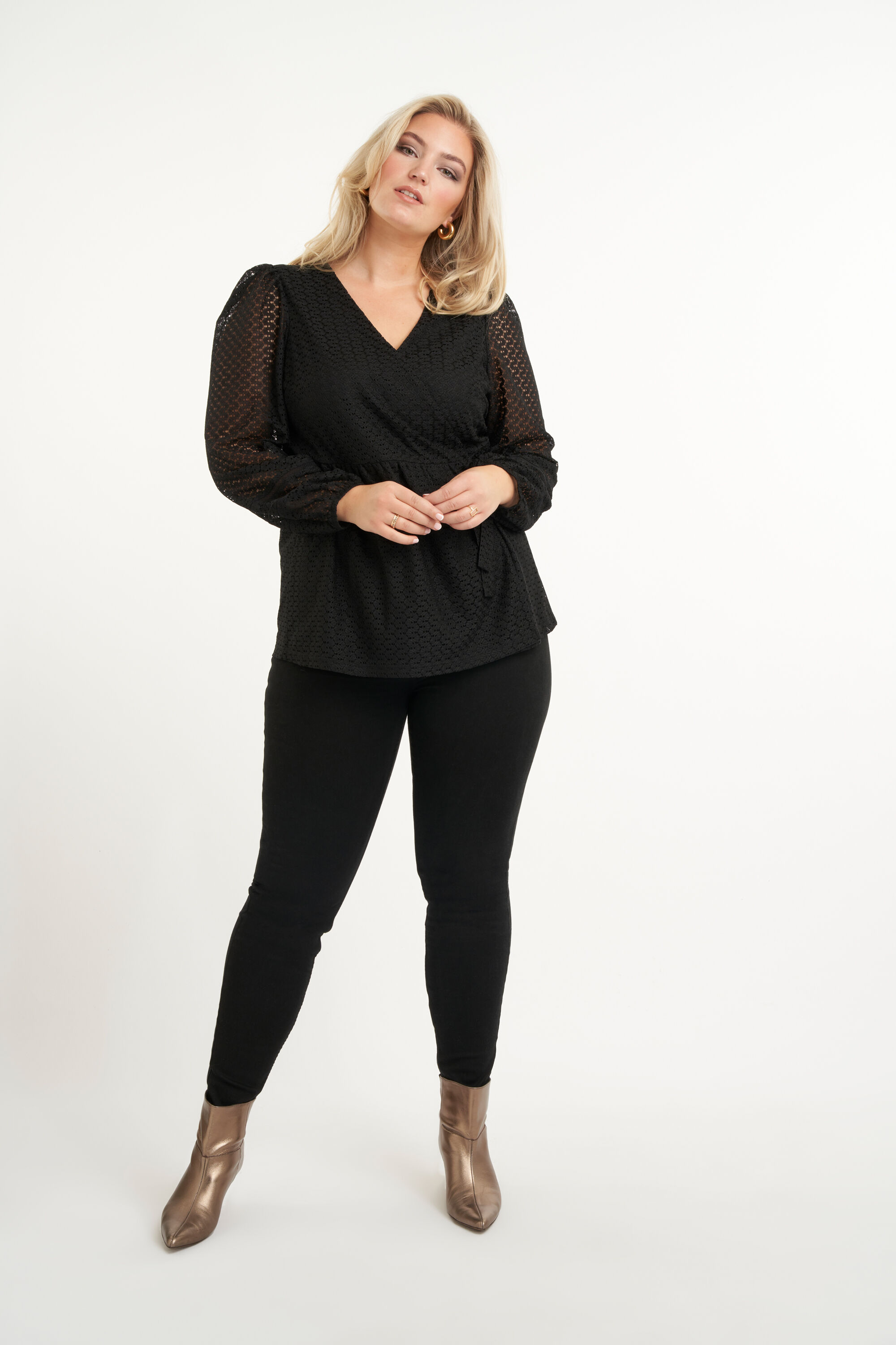 Top cruzado con encaje image number 5