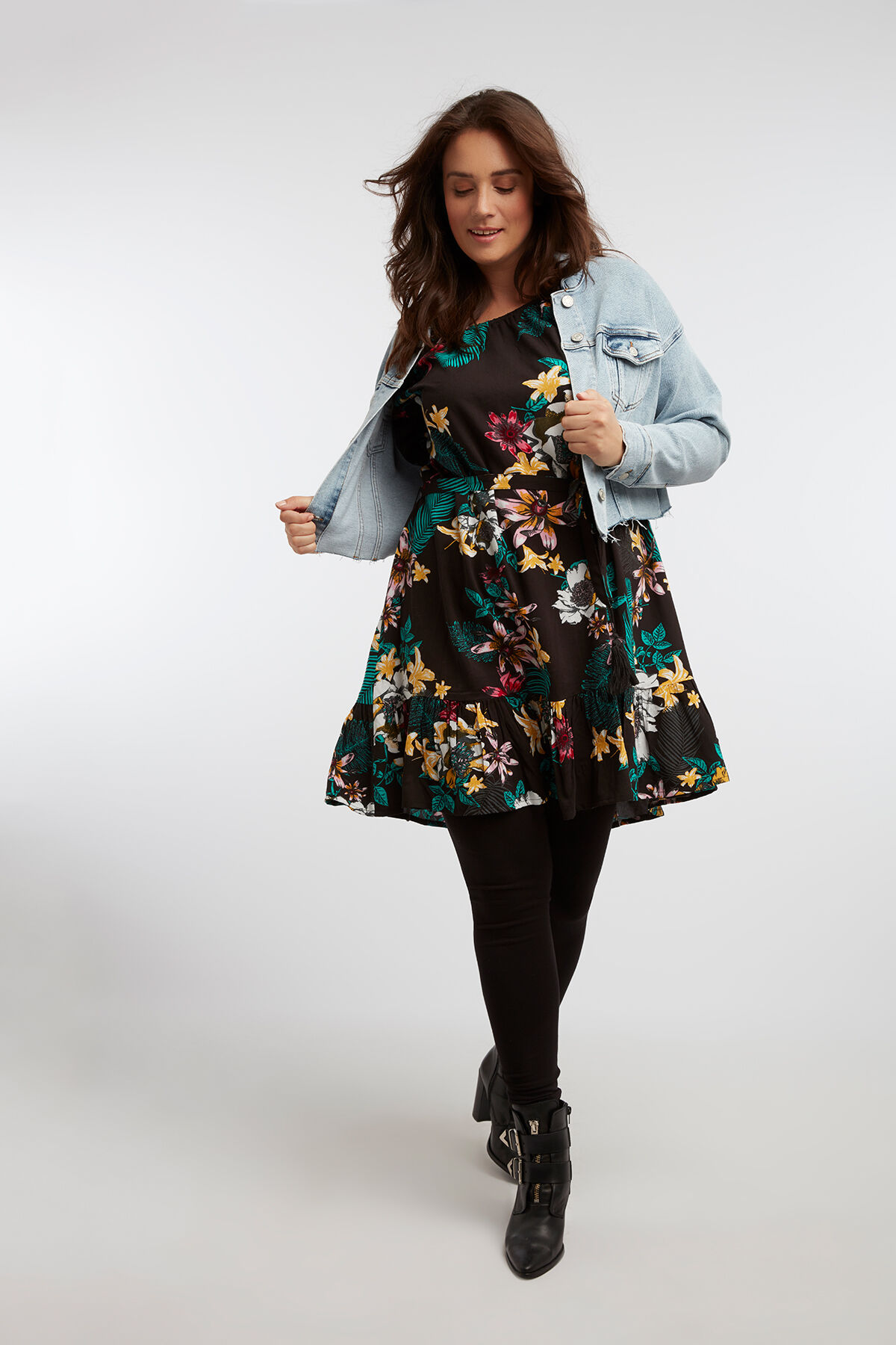 Chaqueta vaquera corta image number 5