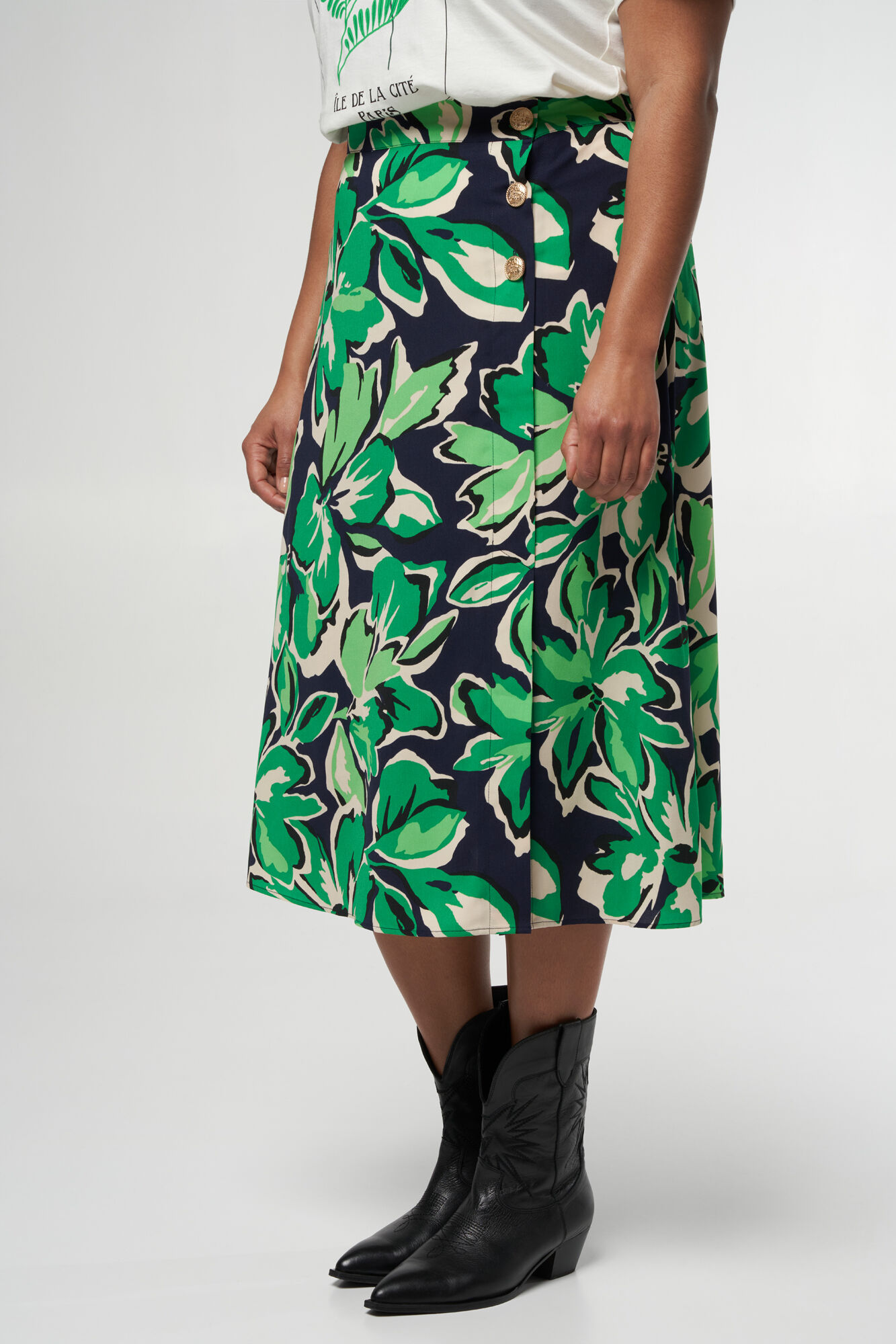 Falda con estampado y botones dorados image number 5