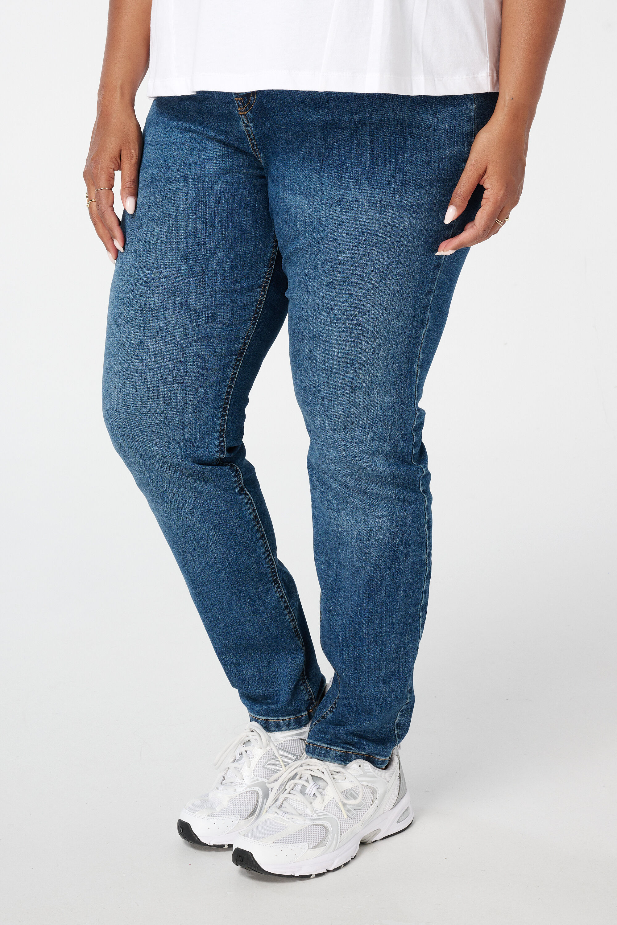 Vaqueros CHERRY de corte pitillo y talle alto image number 5