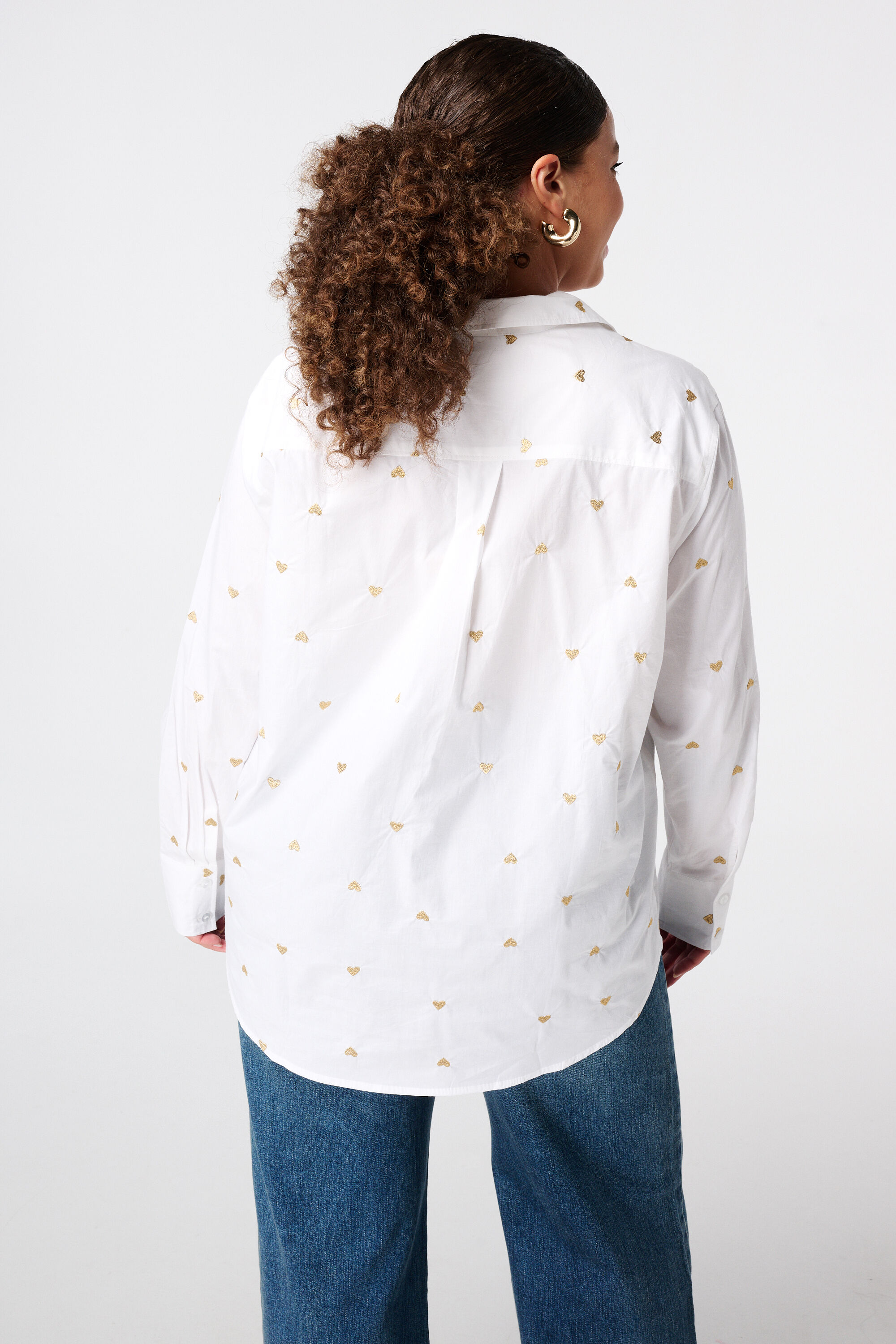 Blusa con corazones bordados image number 3
