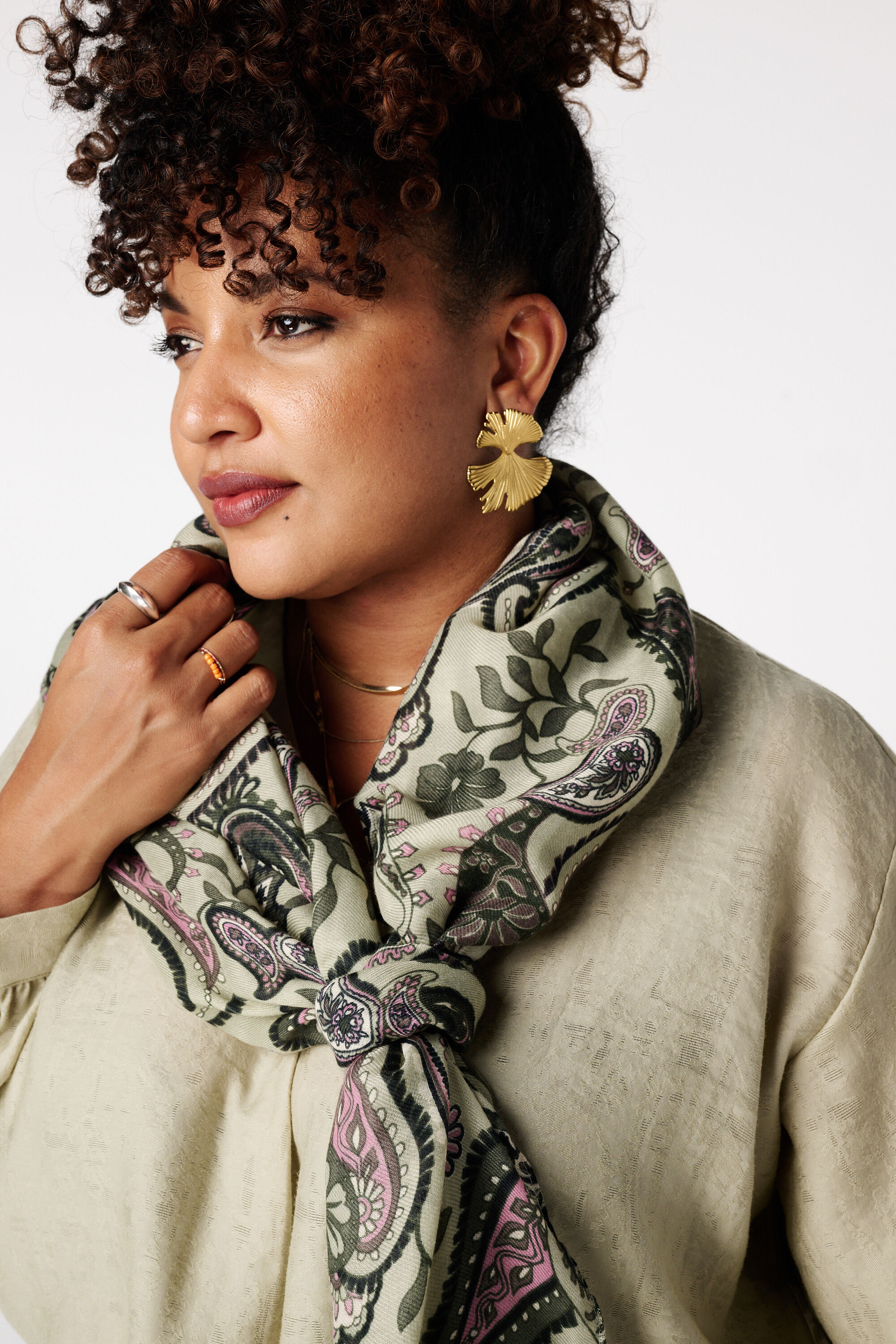 Pa&ntilde;uelo con estampado image number 2