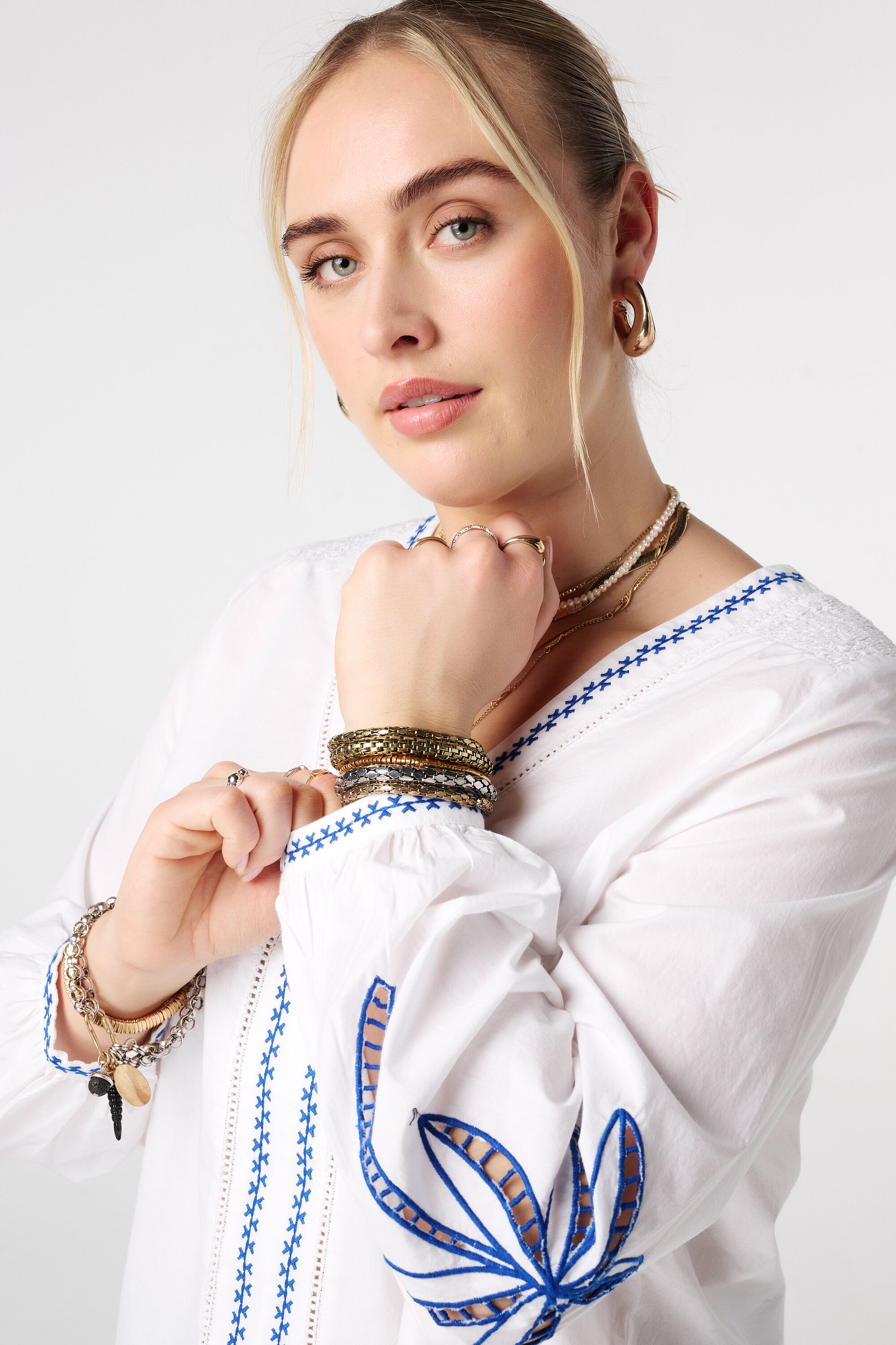 Blusa con bordado image number 4