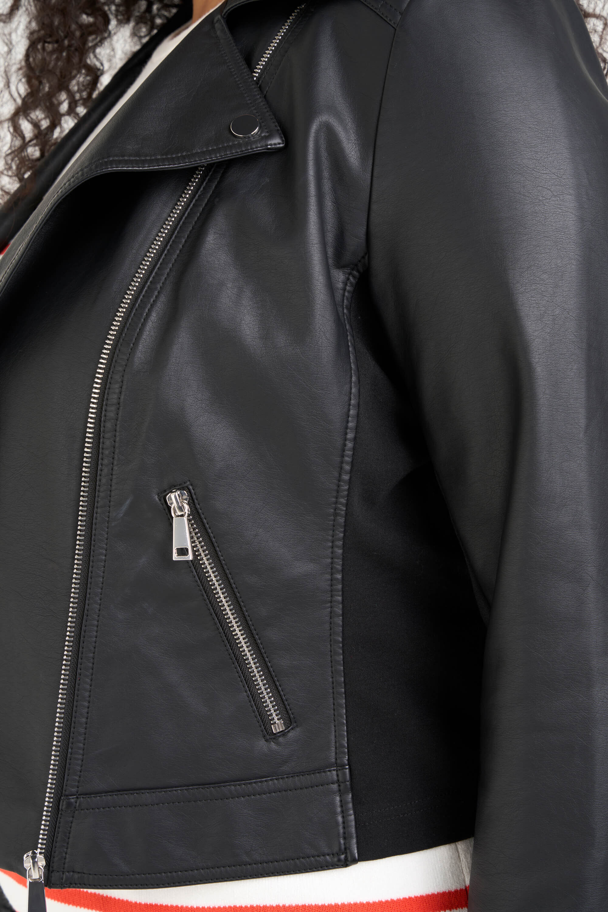 Chaqueta motera de cuero sint&eacute;tico image number 4