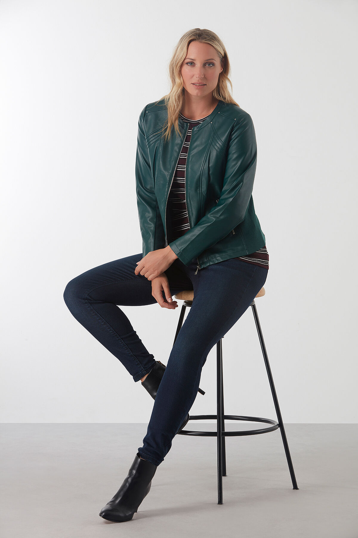 Chaqueta de cuero sint&eacute;tico image number 0