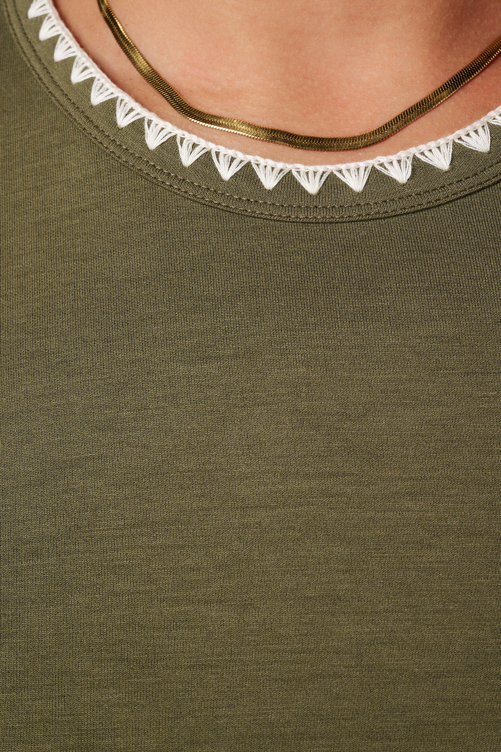 Camiseta con detalle que contrasta image number 6