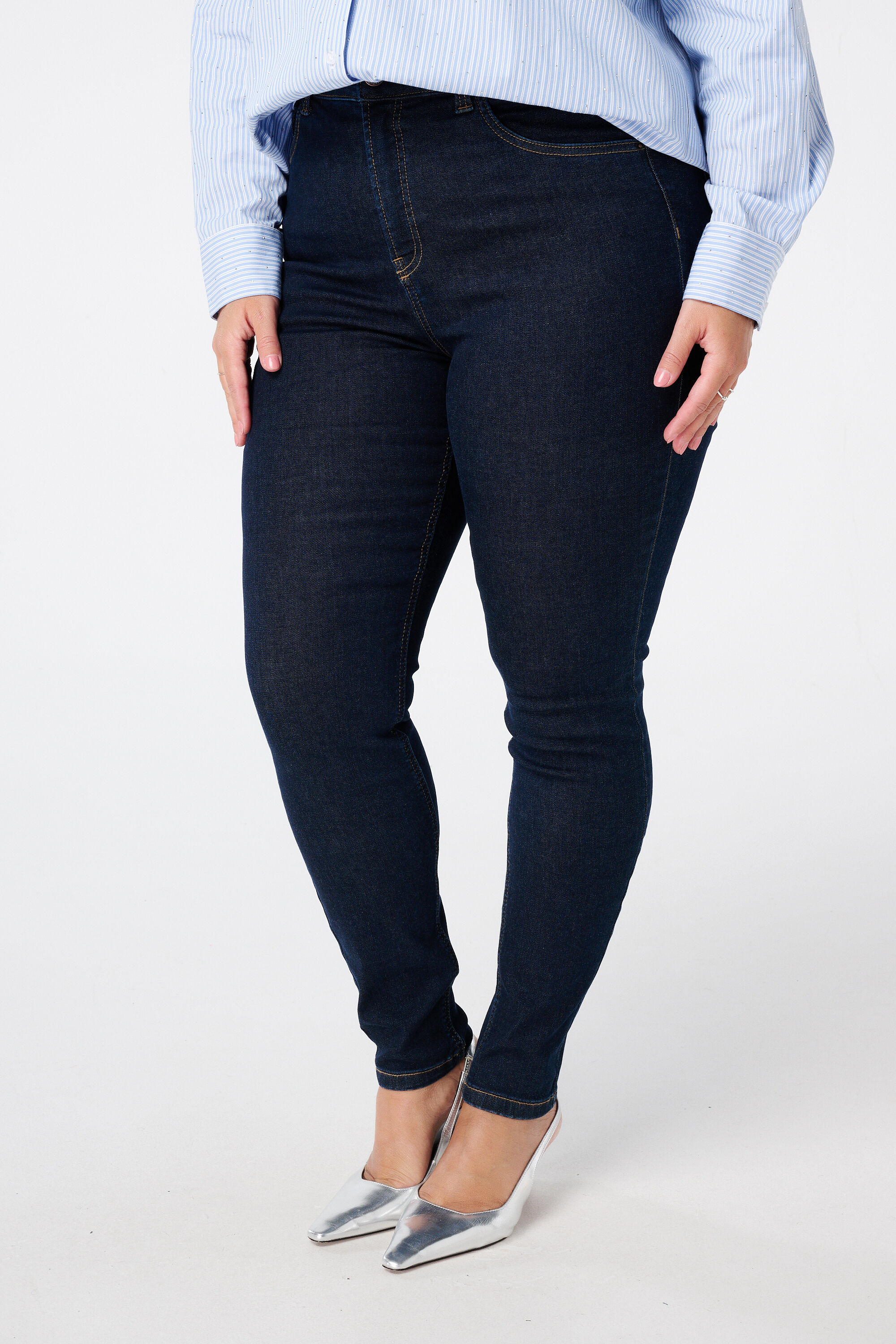 Vaqueros CHERRY de corte pitillo y talle alto image number 5