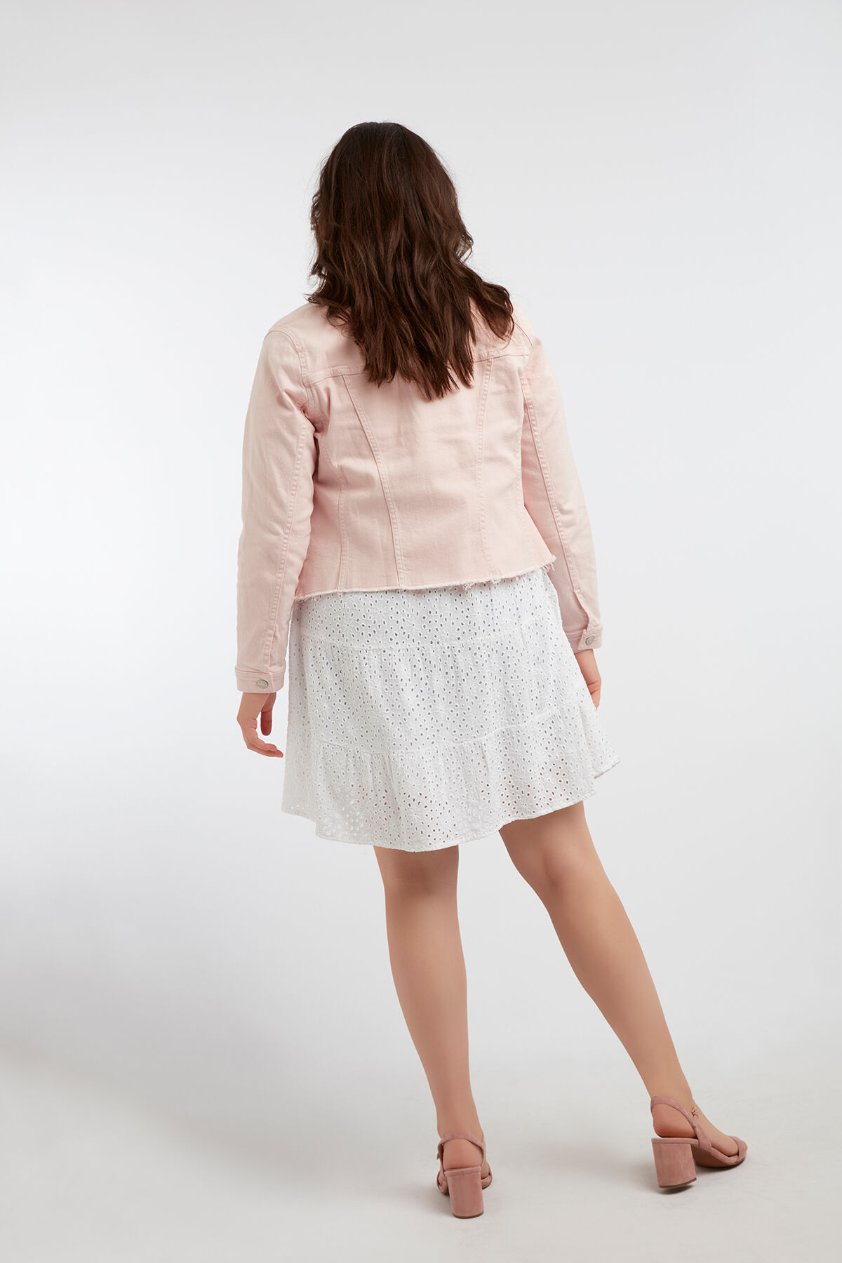 Chaqueta con bordes deshilachados image number 6