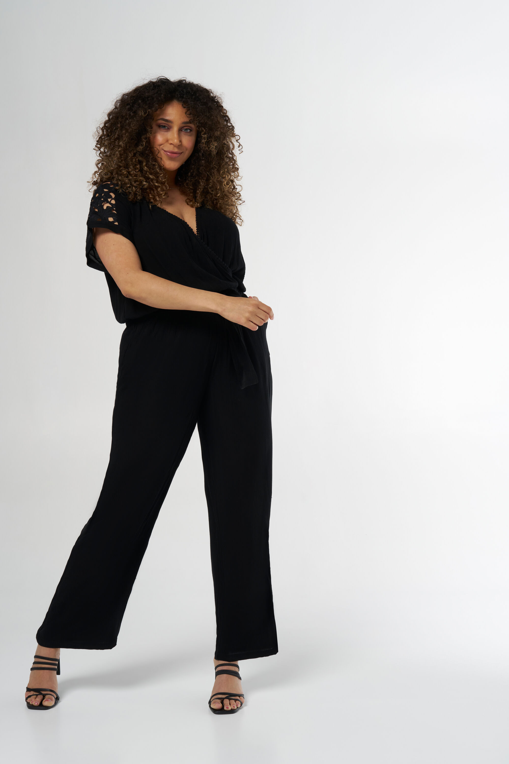 Mono con detalles image number 0