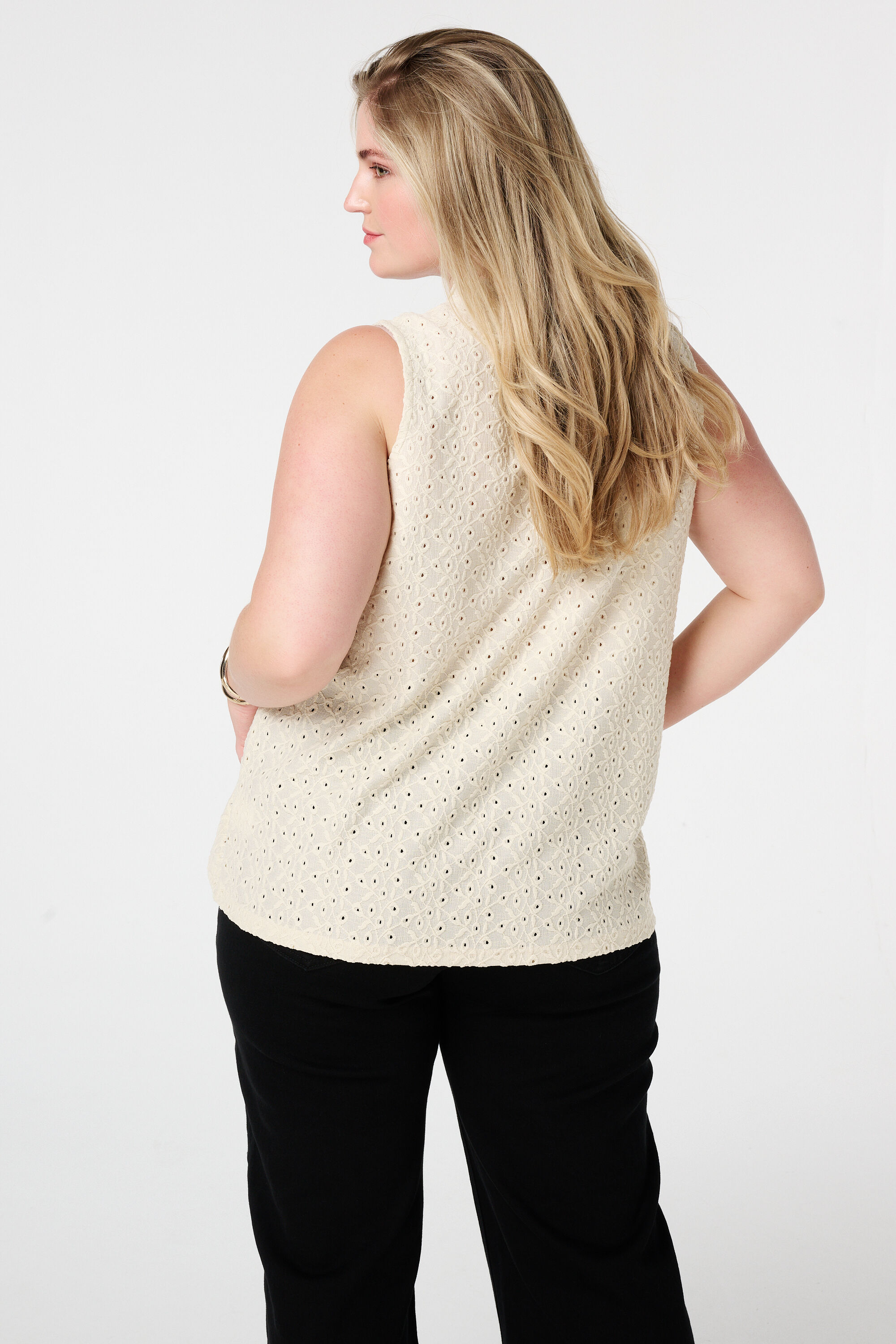 Top bordado sin mangas image number 3