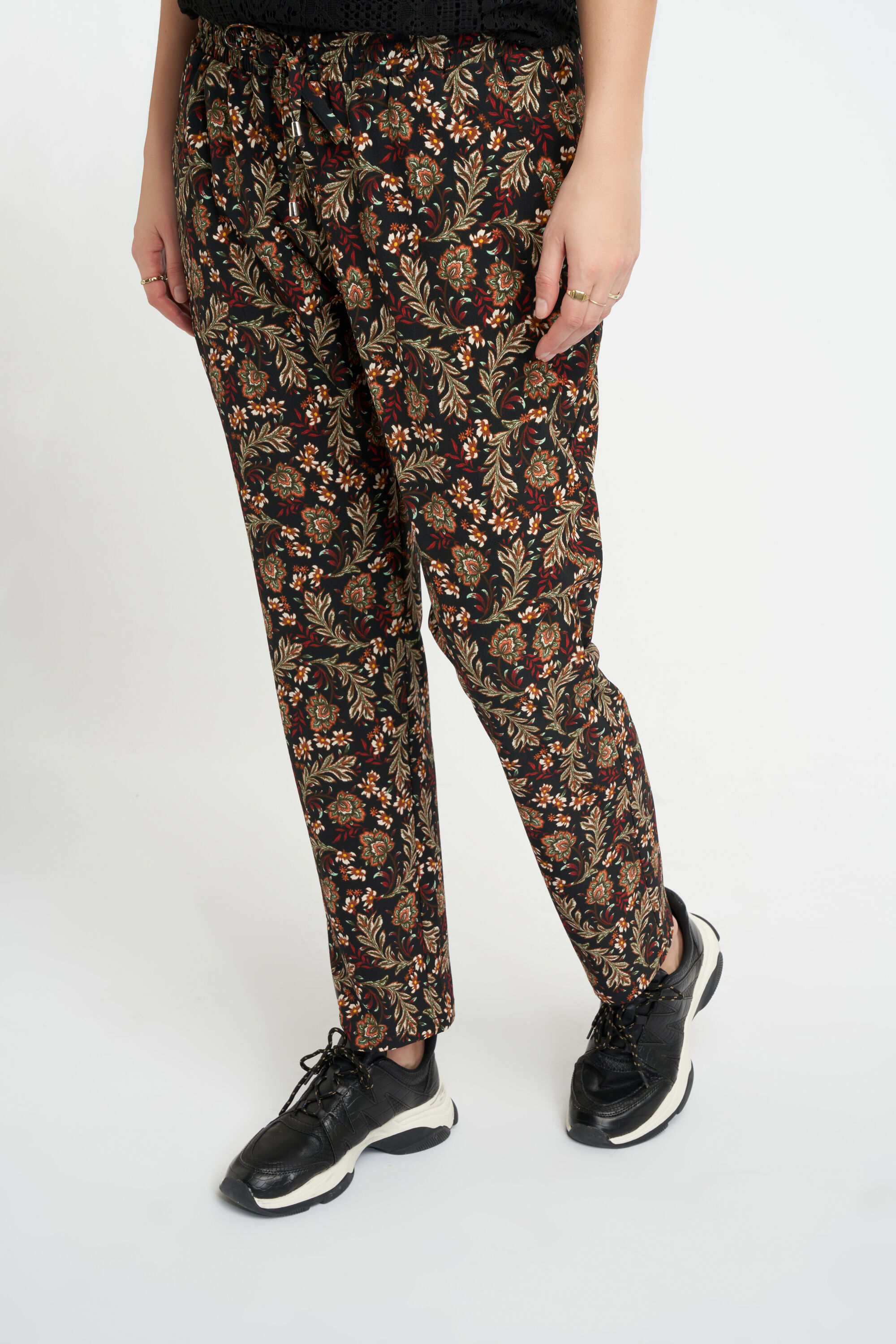 Pantalones holgados  image number 4