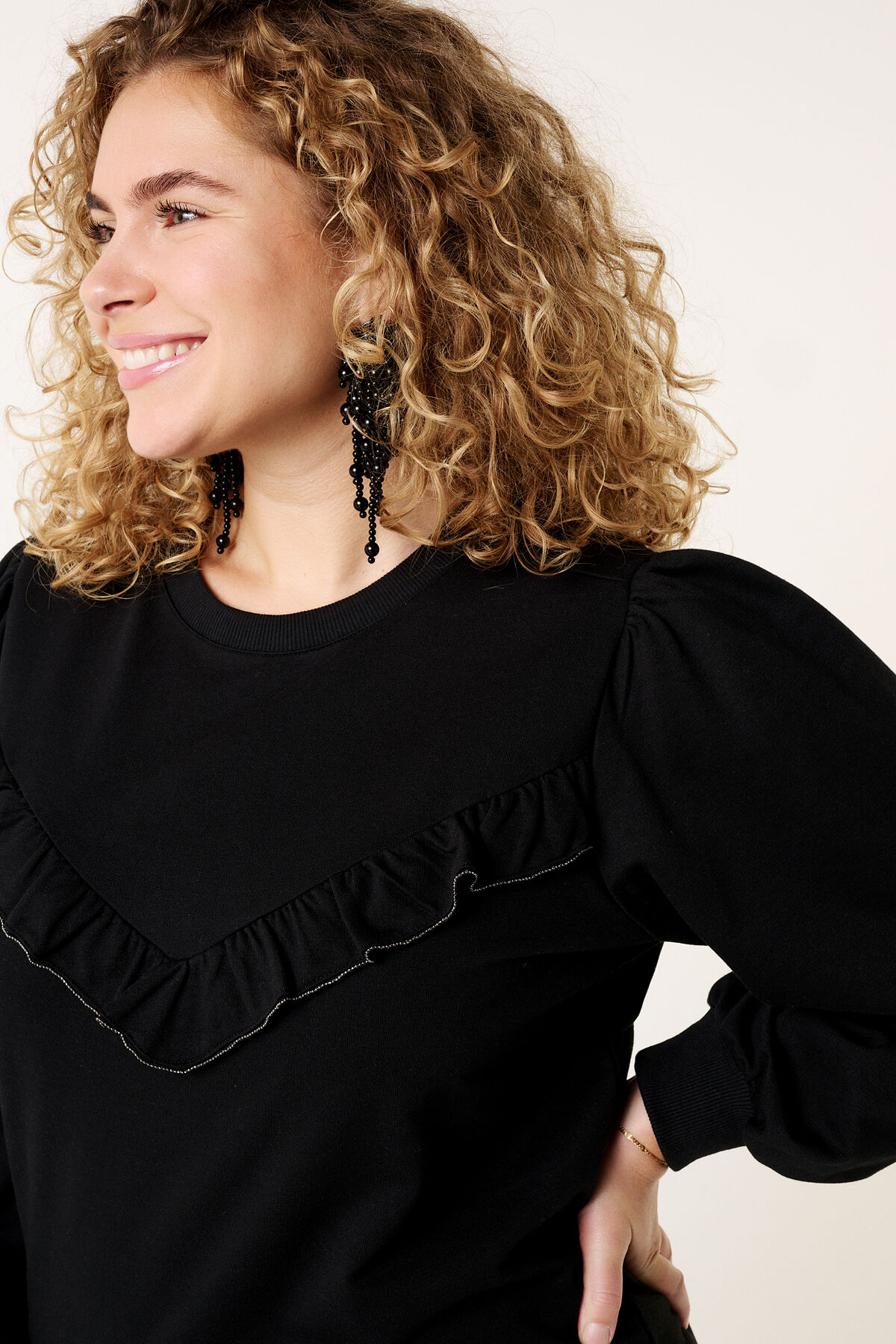 Su&eacute;ter con volantes image number 4