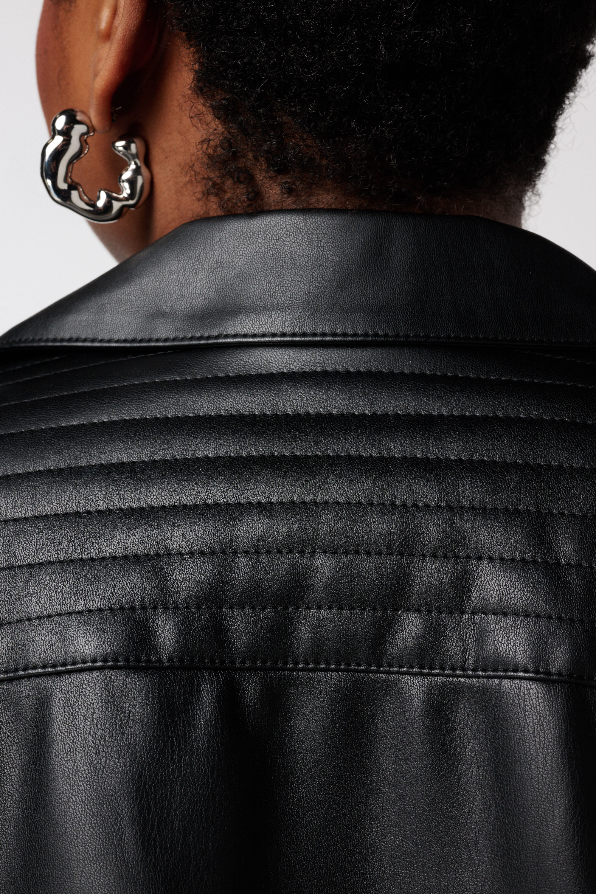 Cazadora brillante tipo cuero con detalles plateados image number 6