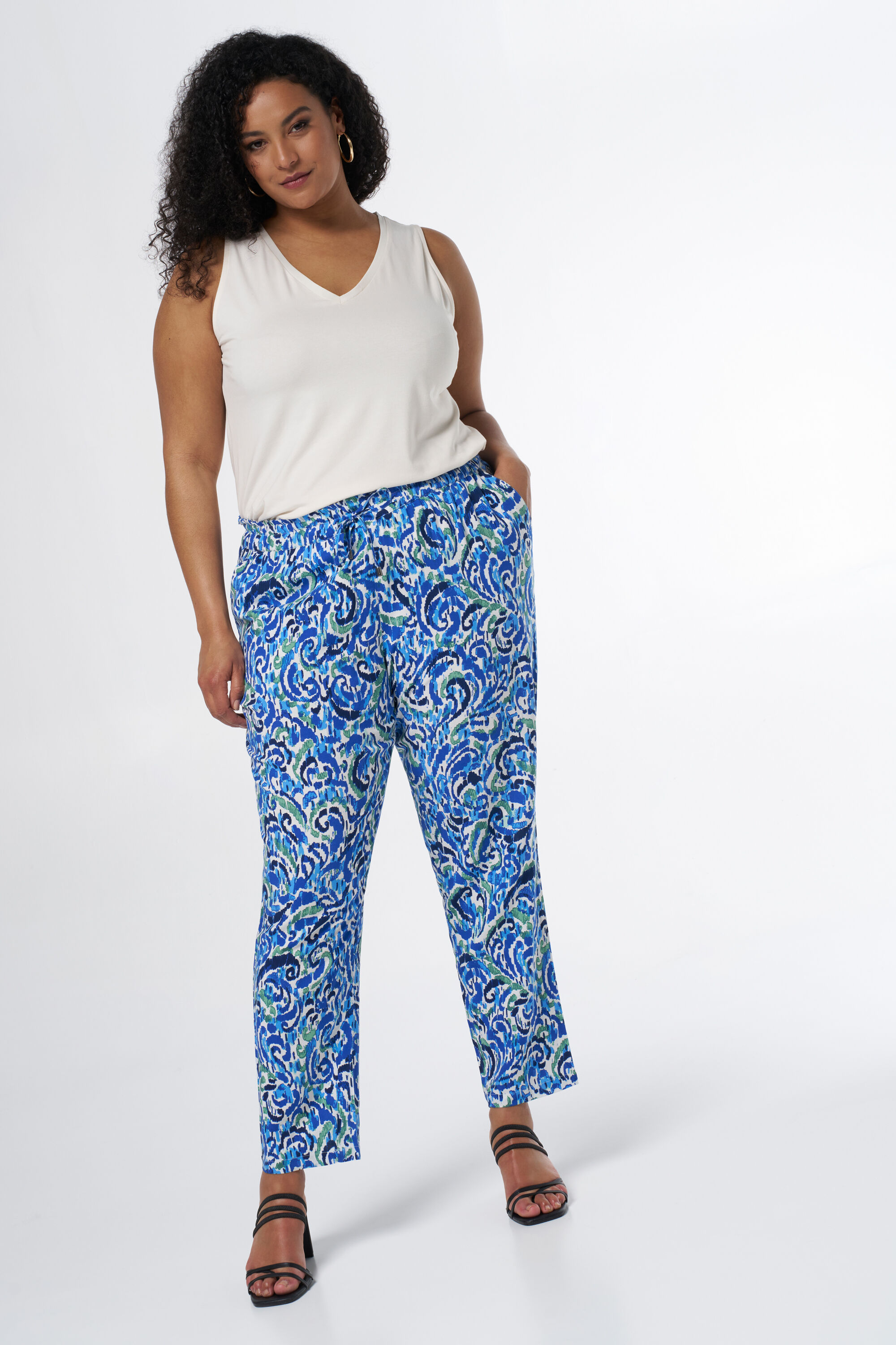 Pantalones con estampado image number 6