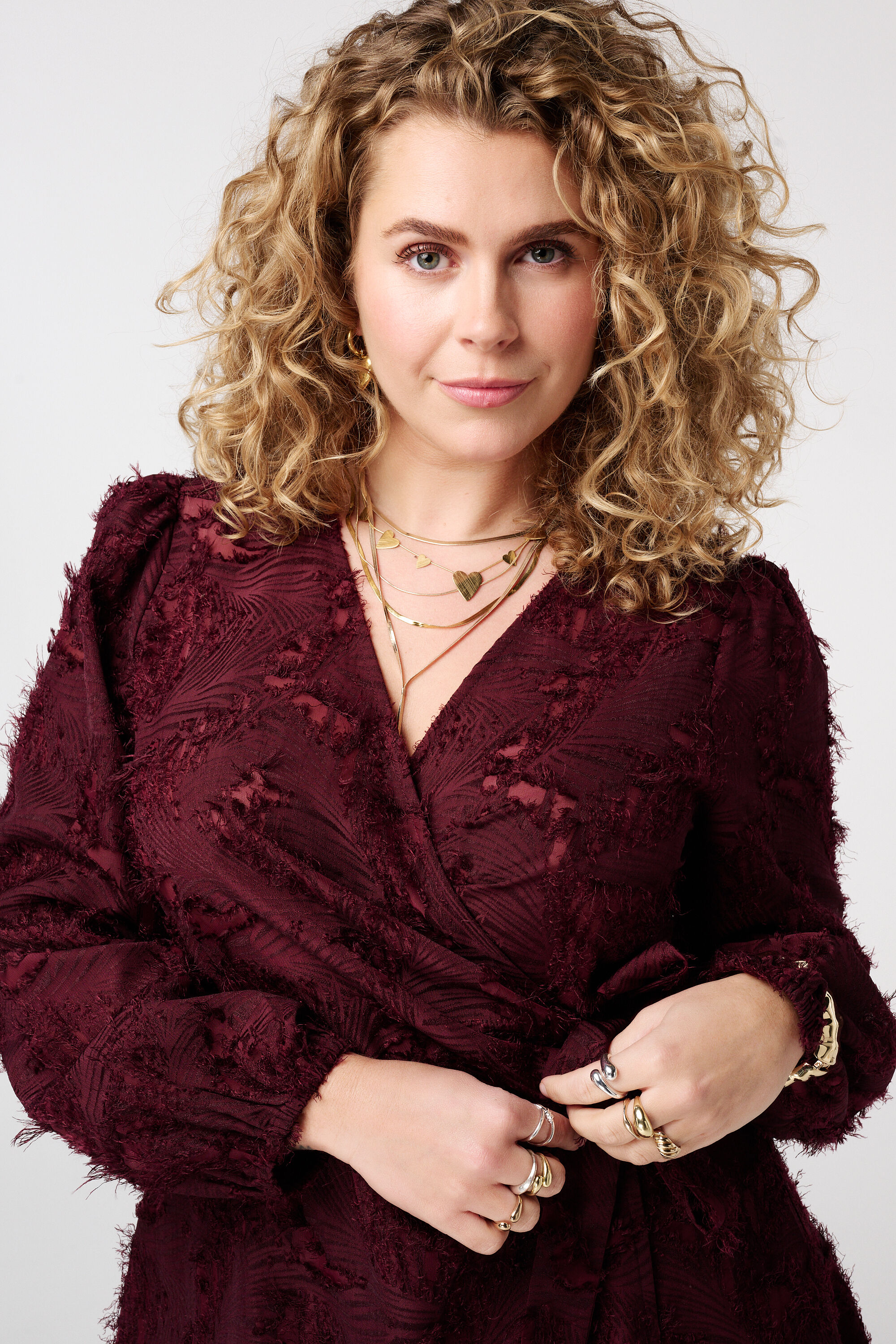 Vestido con textura de encaje y efecto cruzado image number 4