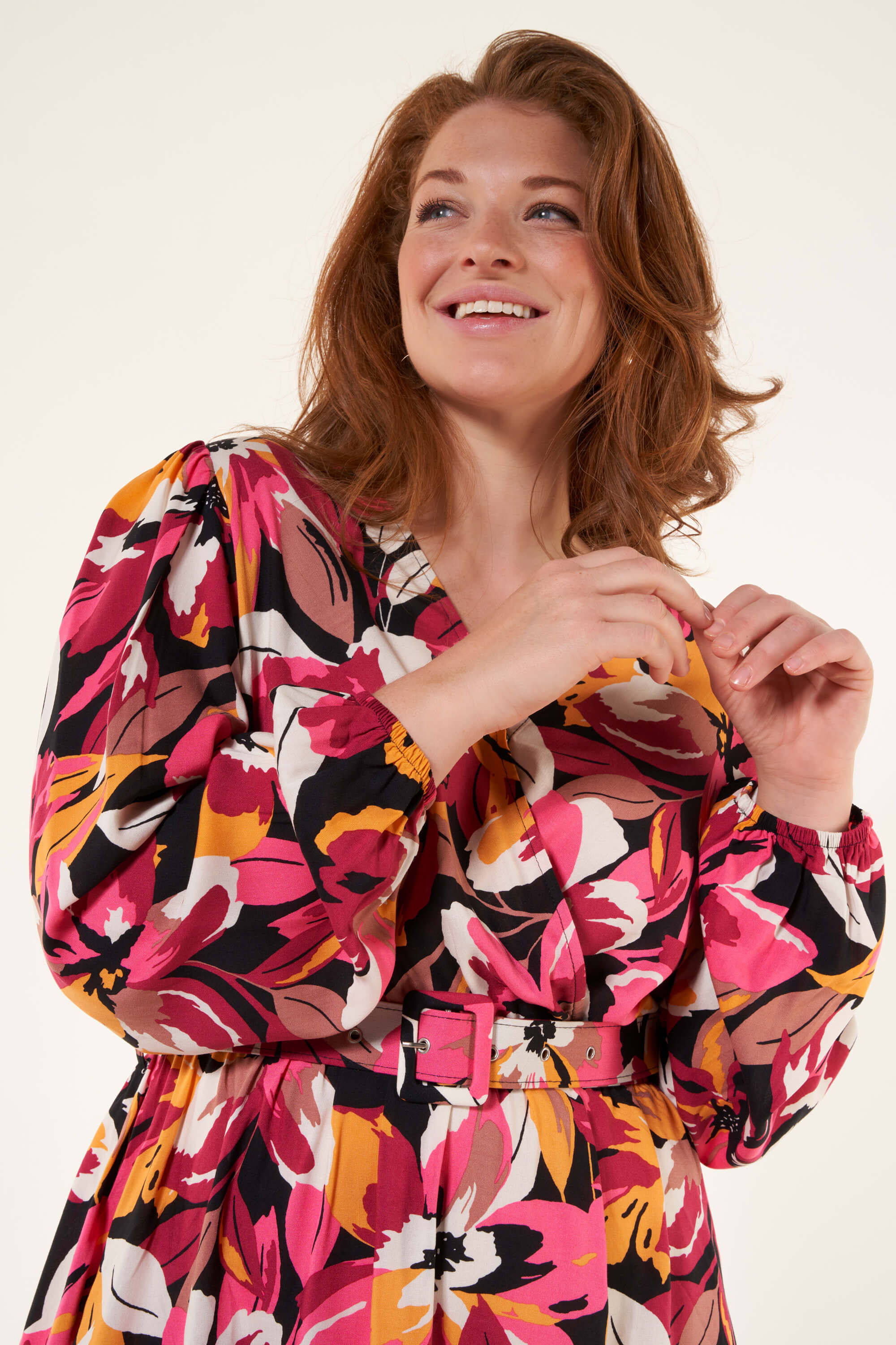 Vestido con un cinto  image number 6