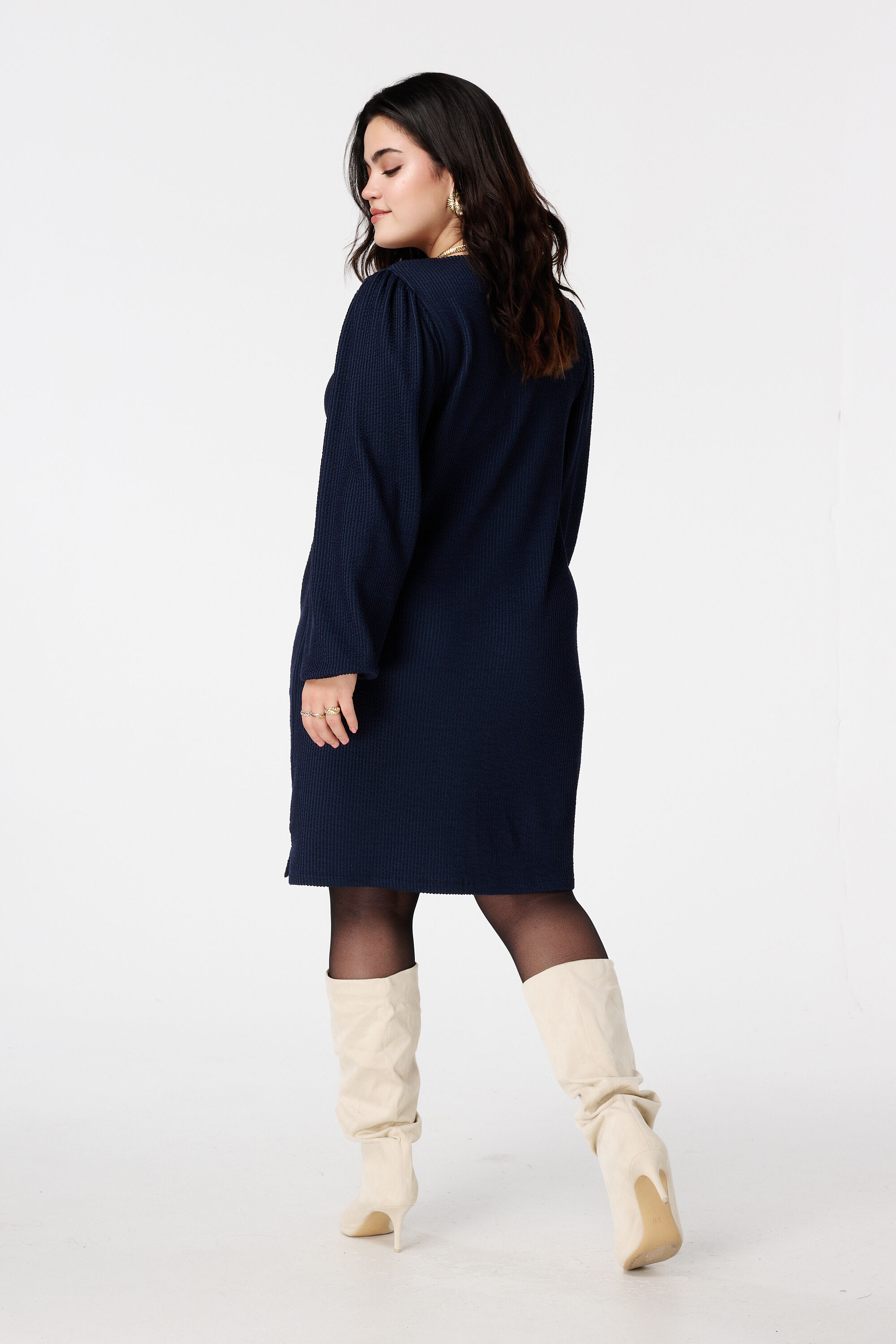 Vestido recto con manga abullonada image number 3