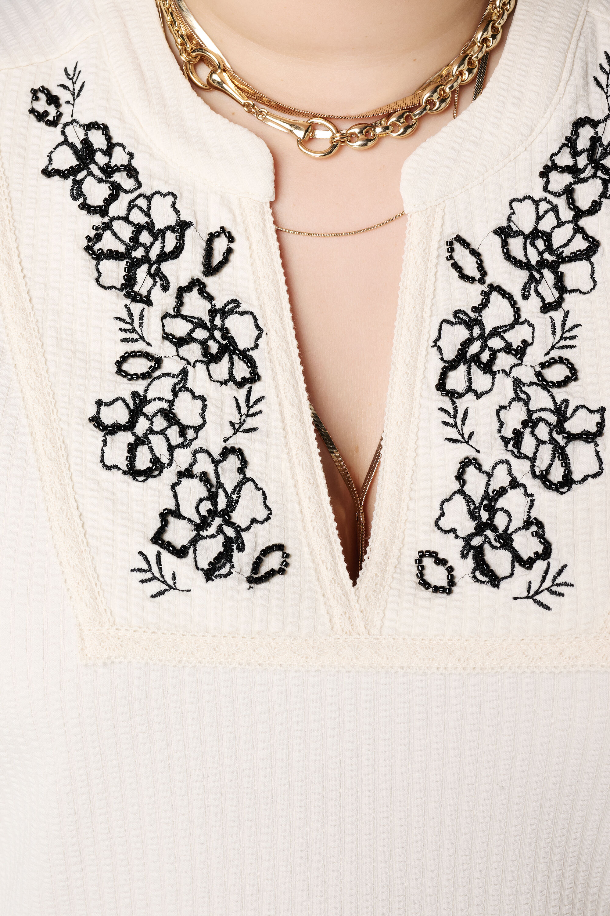 Top con bordado y escote en V image number 6