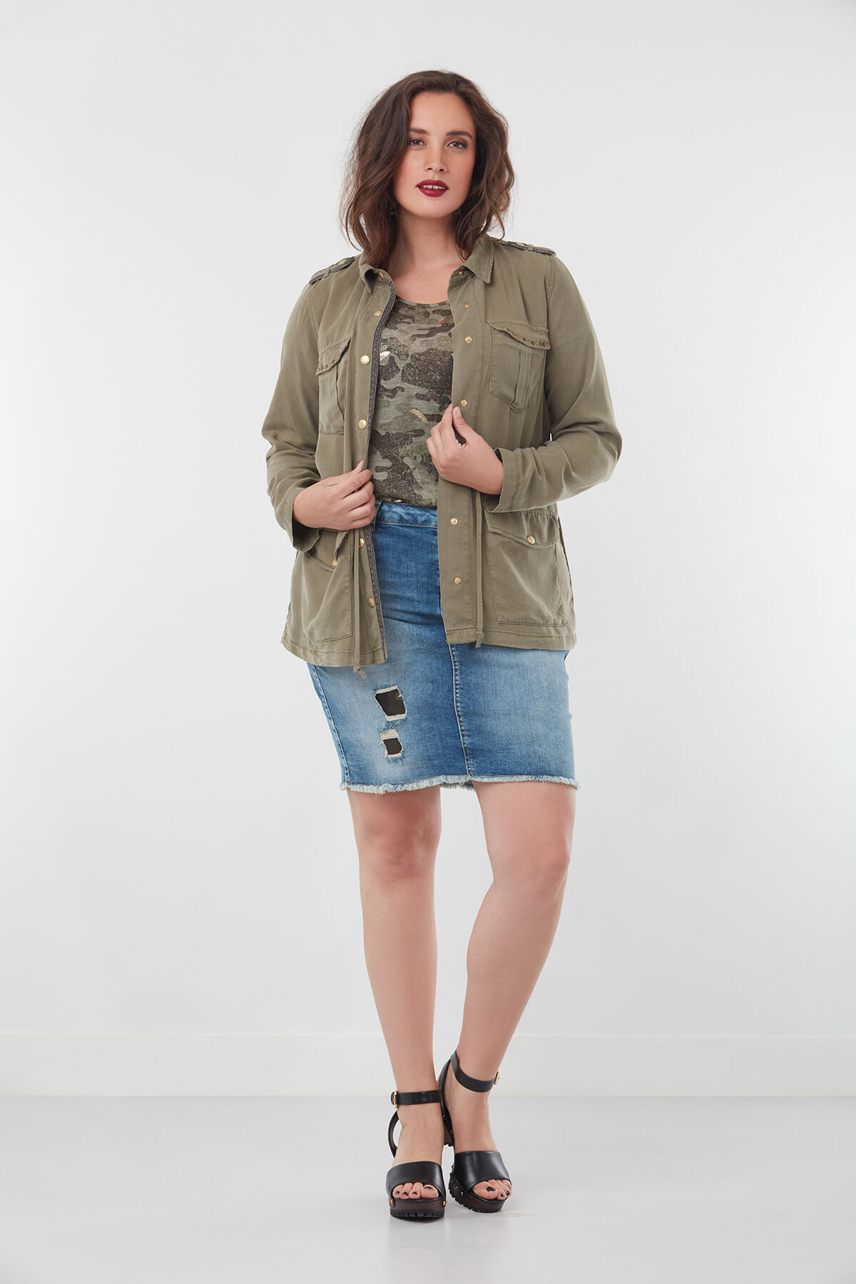 Chaqueta militar con bordado image number 3