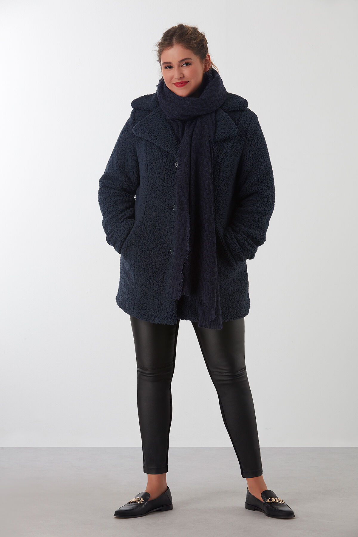 Abrigo de peluche image number 4