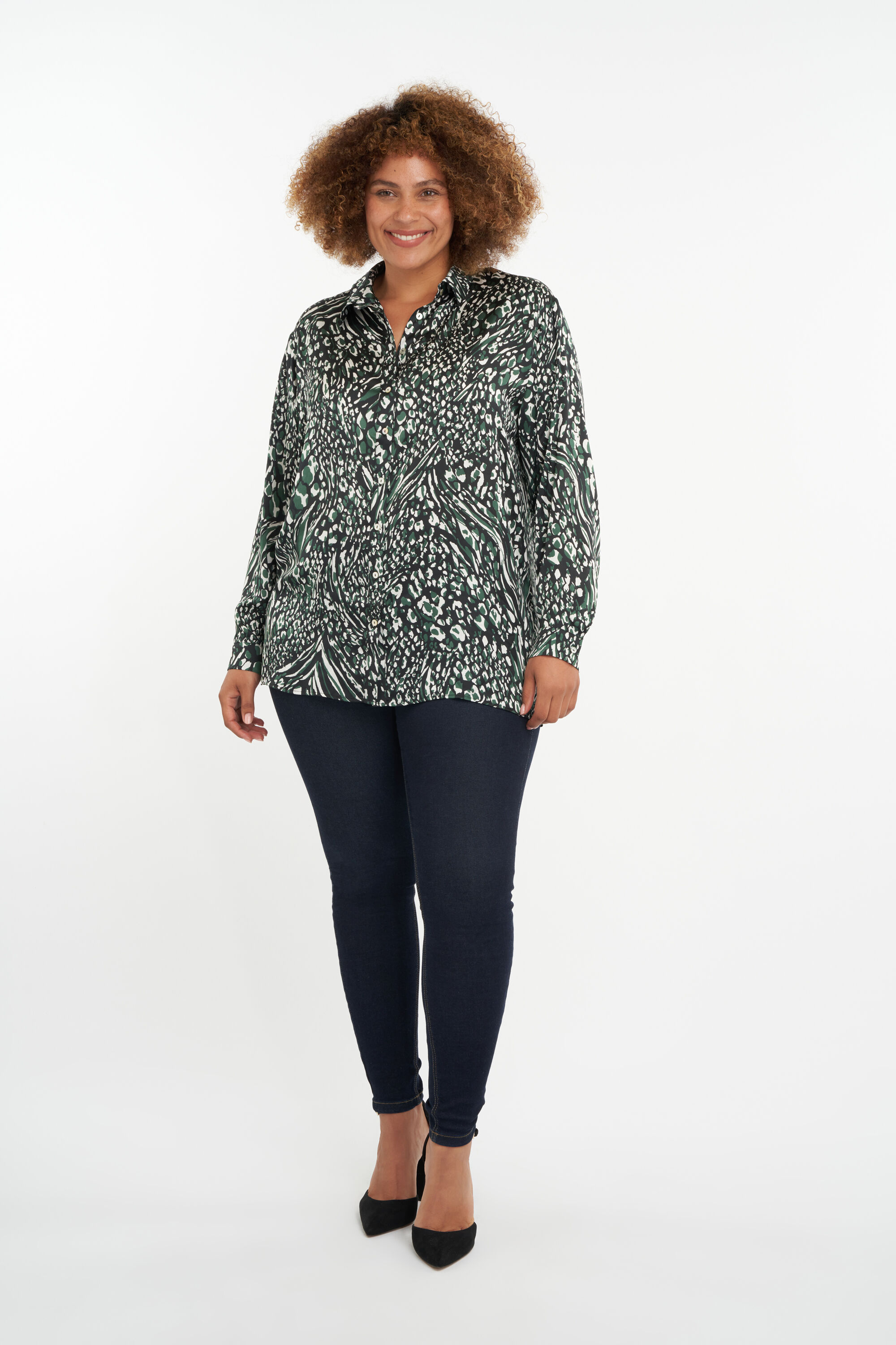 Blusa de sat&eacute;n con estampado image number 5