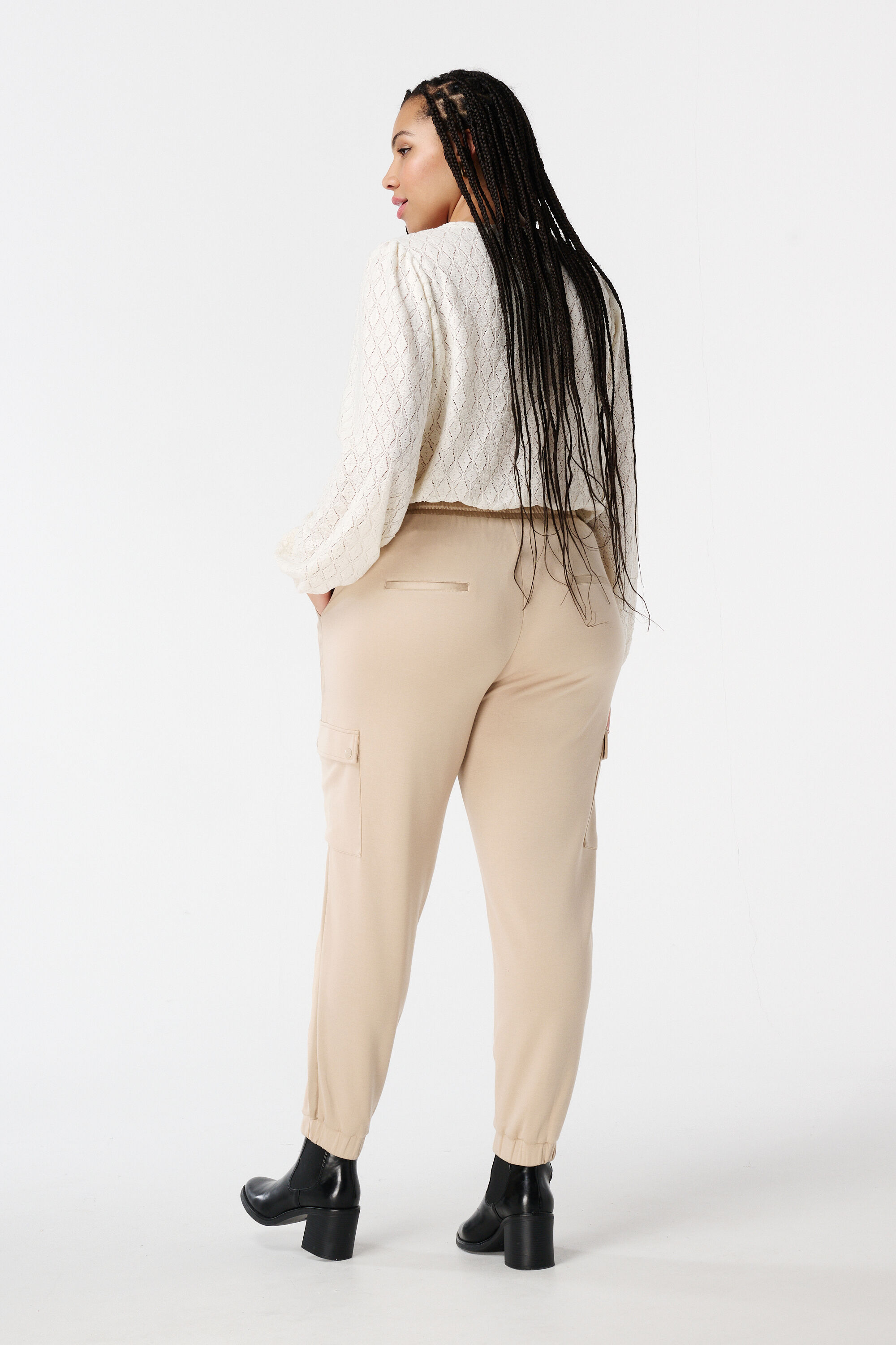 Pantalones de ch&aacute;ndal con bolsillos image number 3