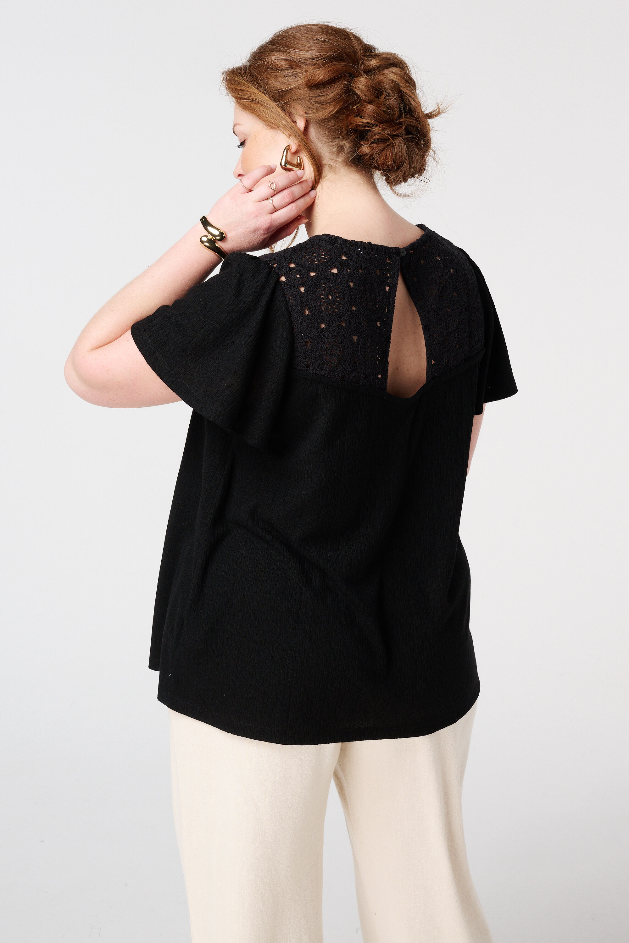 Camiseta con detalle en crochet  image number 3