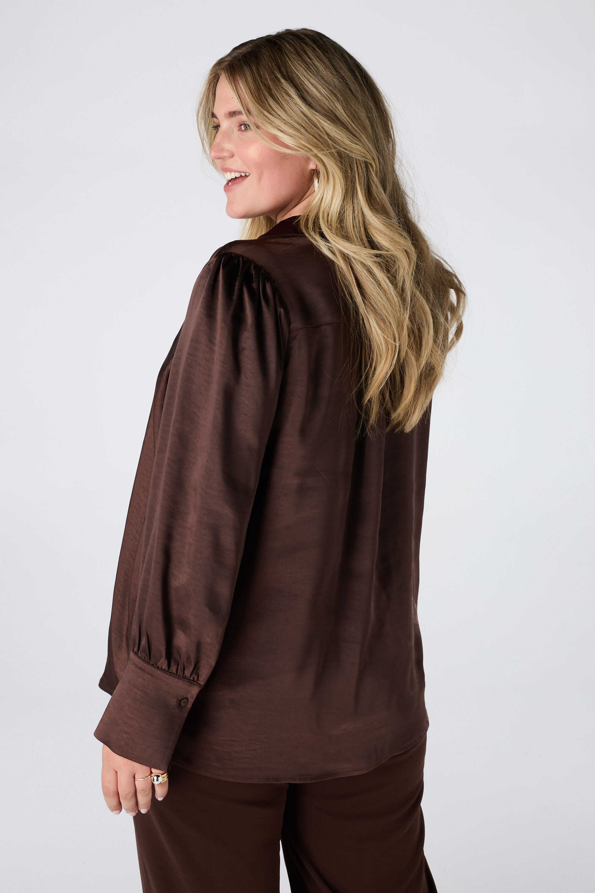 Blusa con acabado satinado image number 3