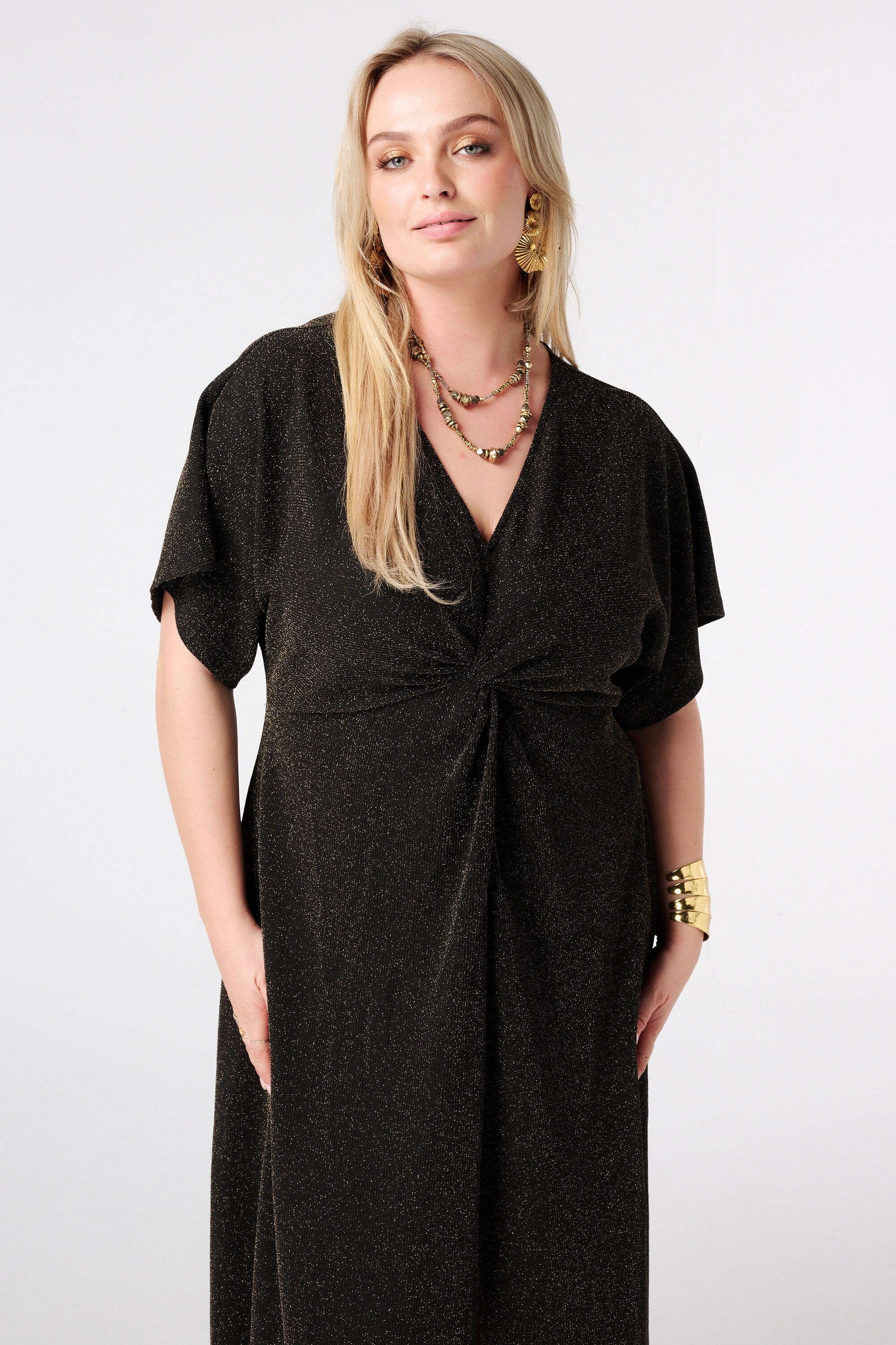 Vestido brillante con mangas de mariposa y detalle de botones image number 5