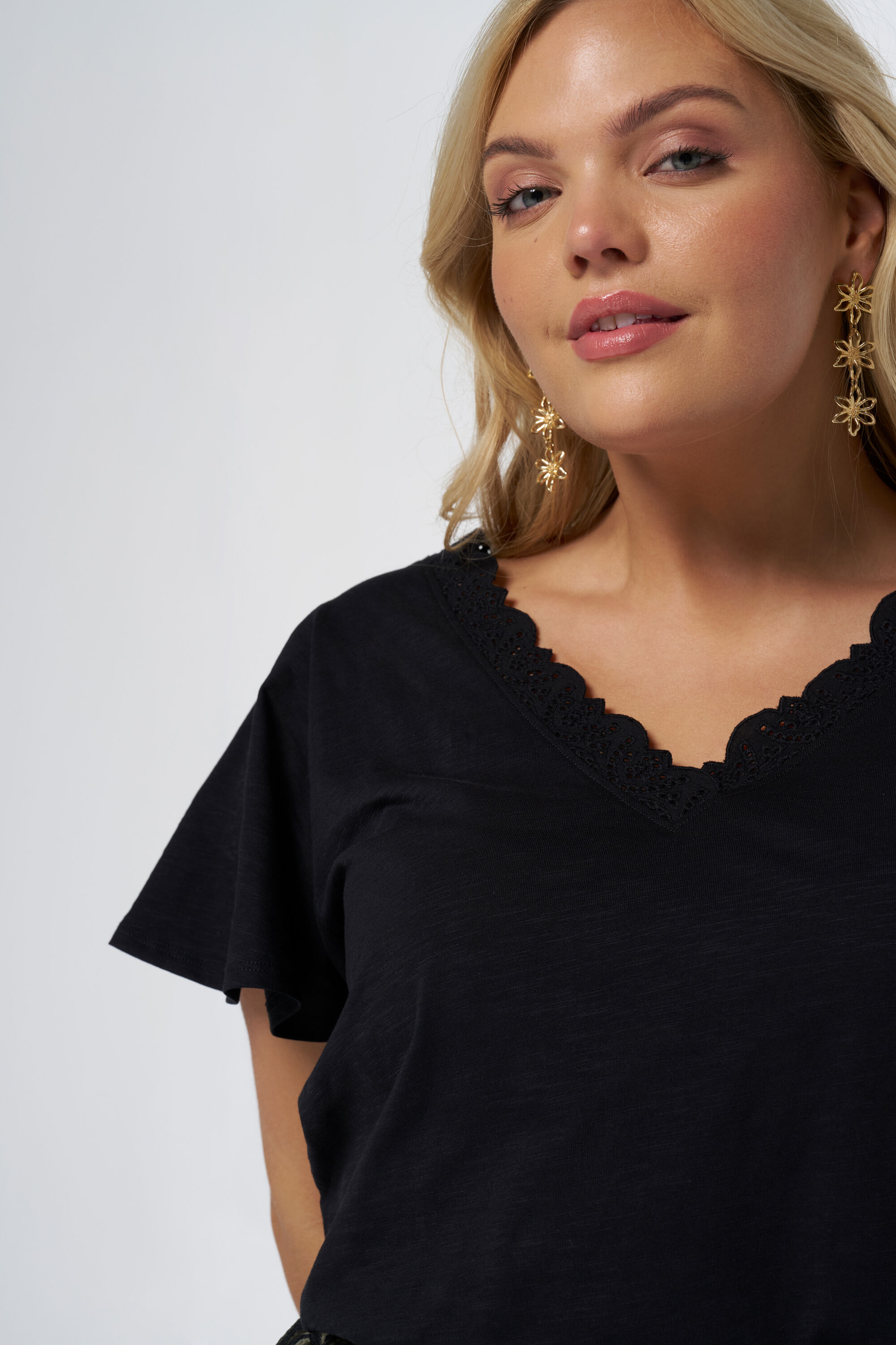 Camiseta con detalles bordados image number 4