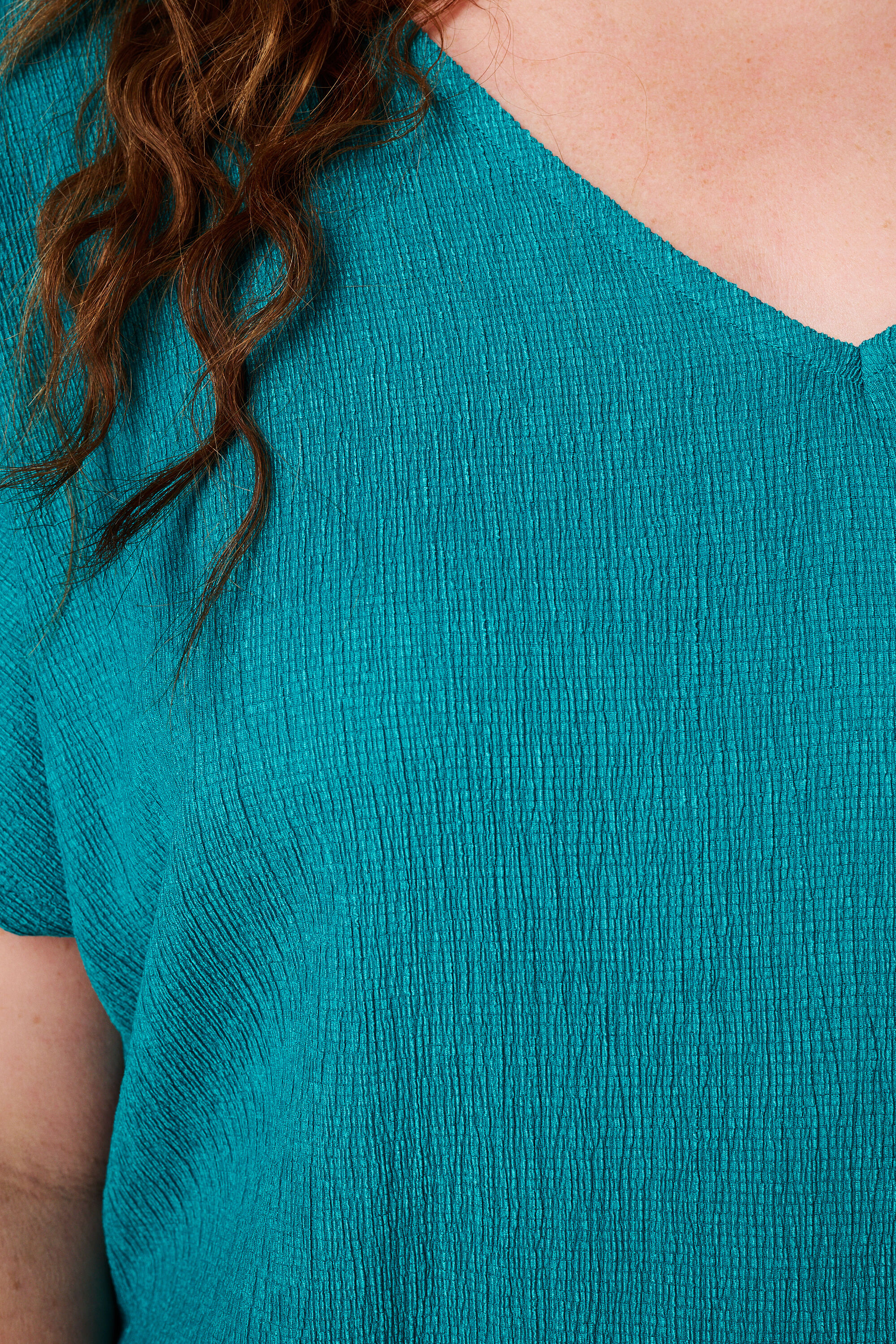 Top con textura y manga casquillo image number 6