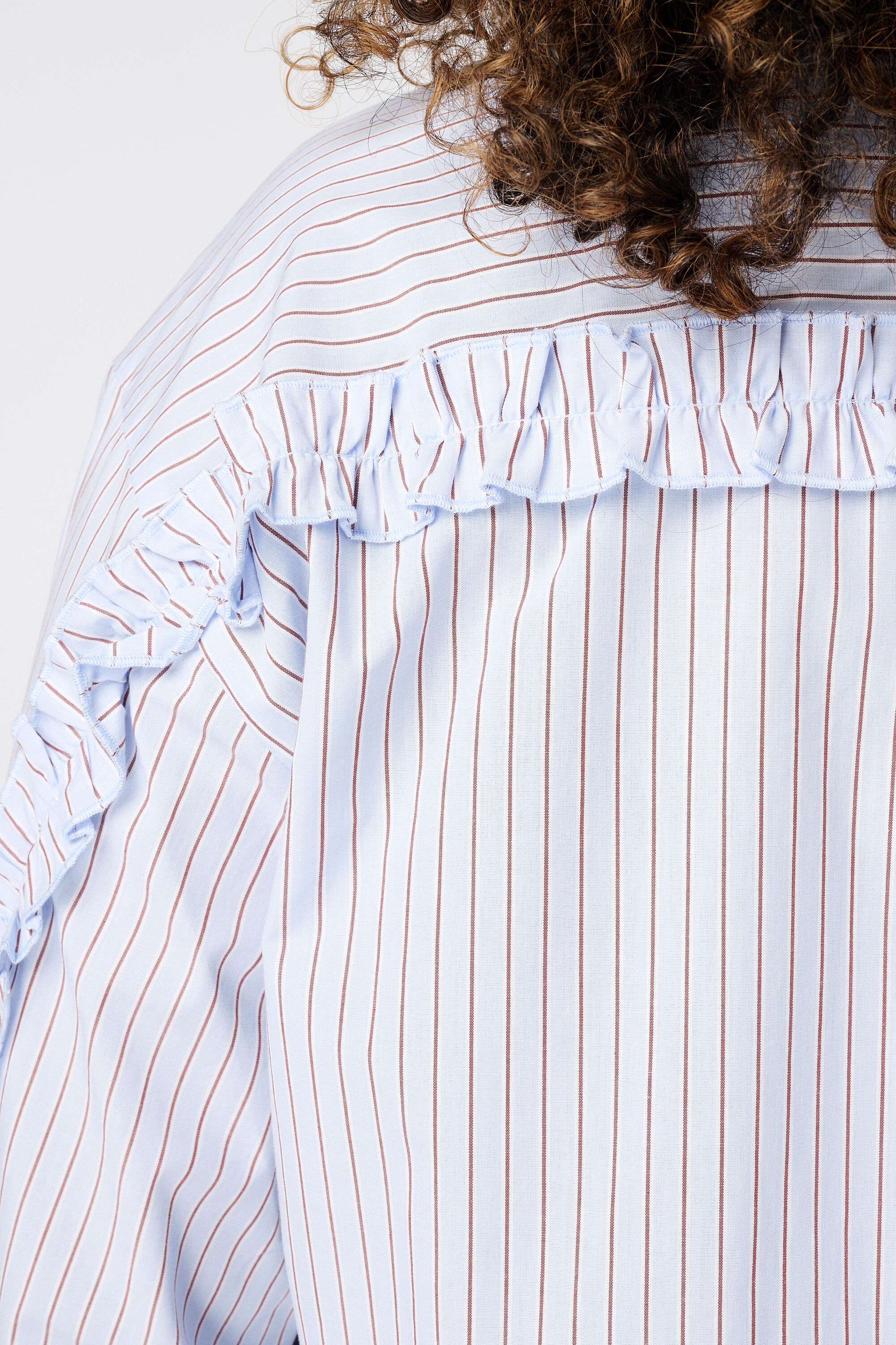 Blusa de rayas con volantes image number 6
