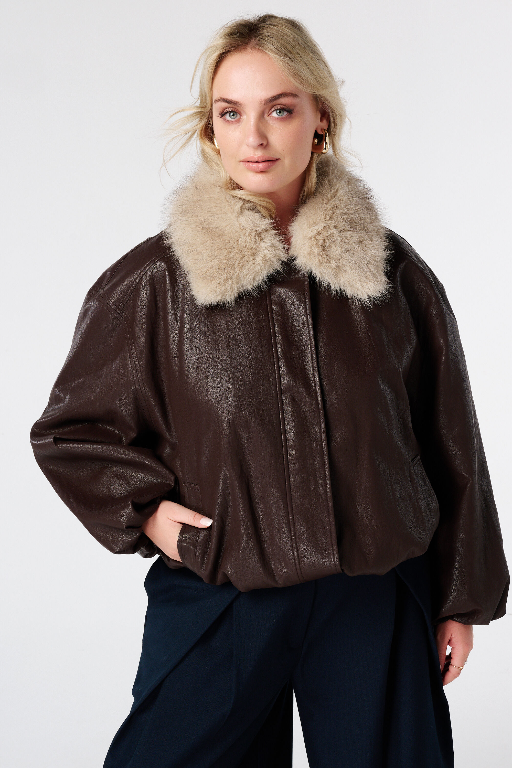 Chaqueta bomber con cuello de pelo sint&eacute;tico