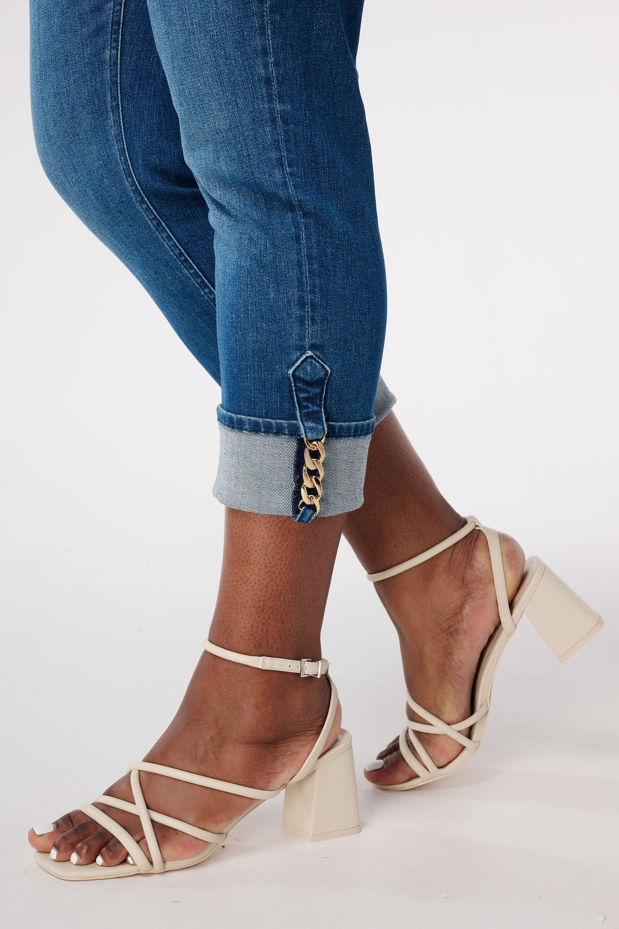 Vaqueros capri con bajo vuelto image number 4