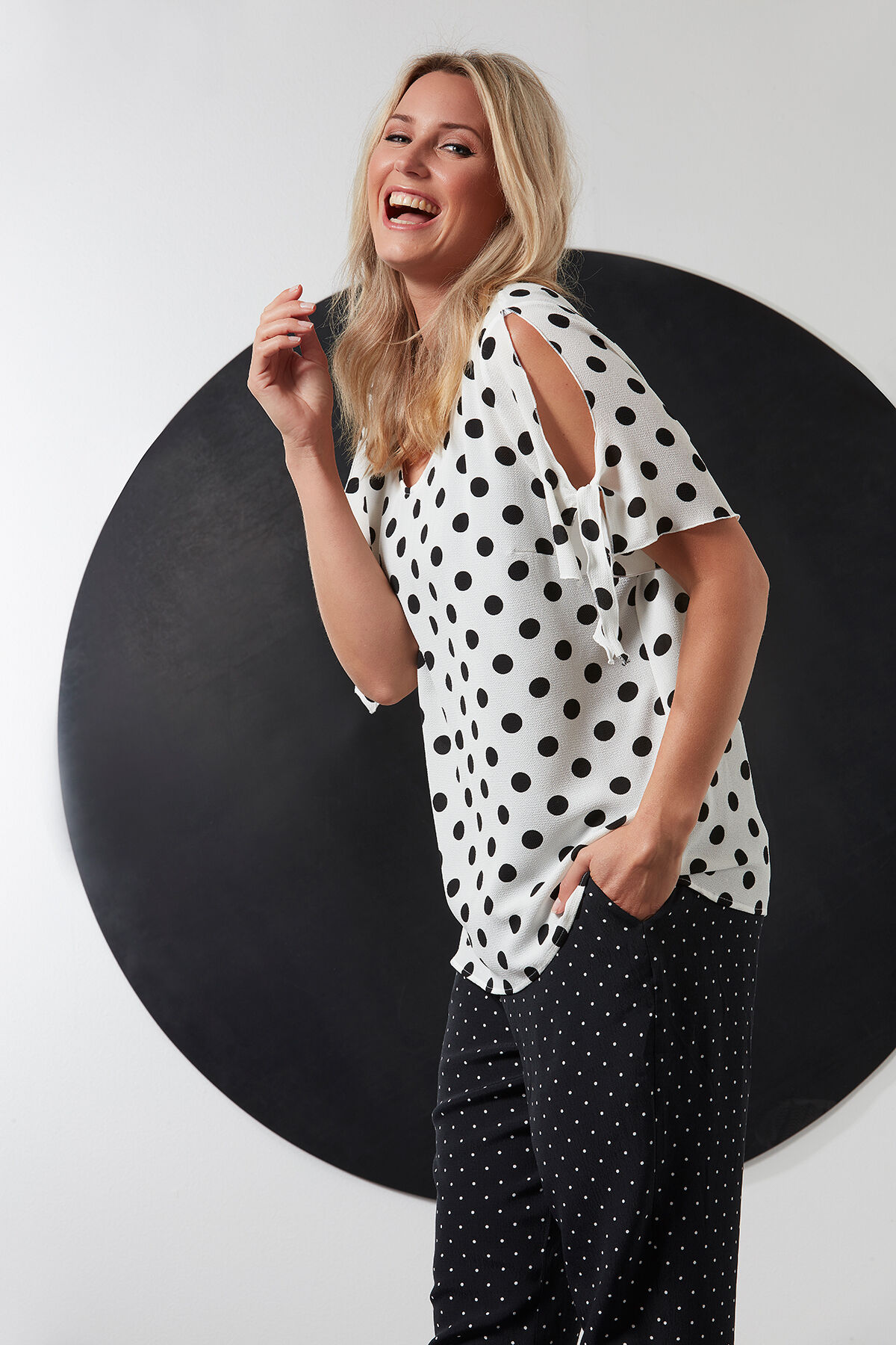 Blusa con puntos image number 3