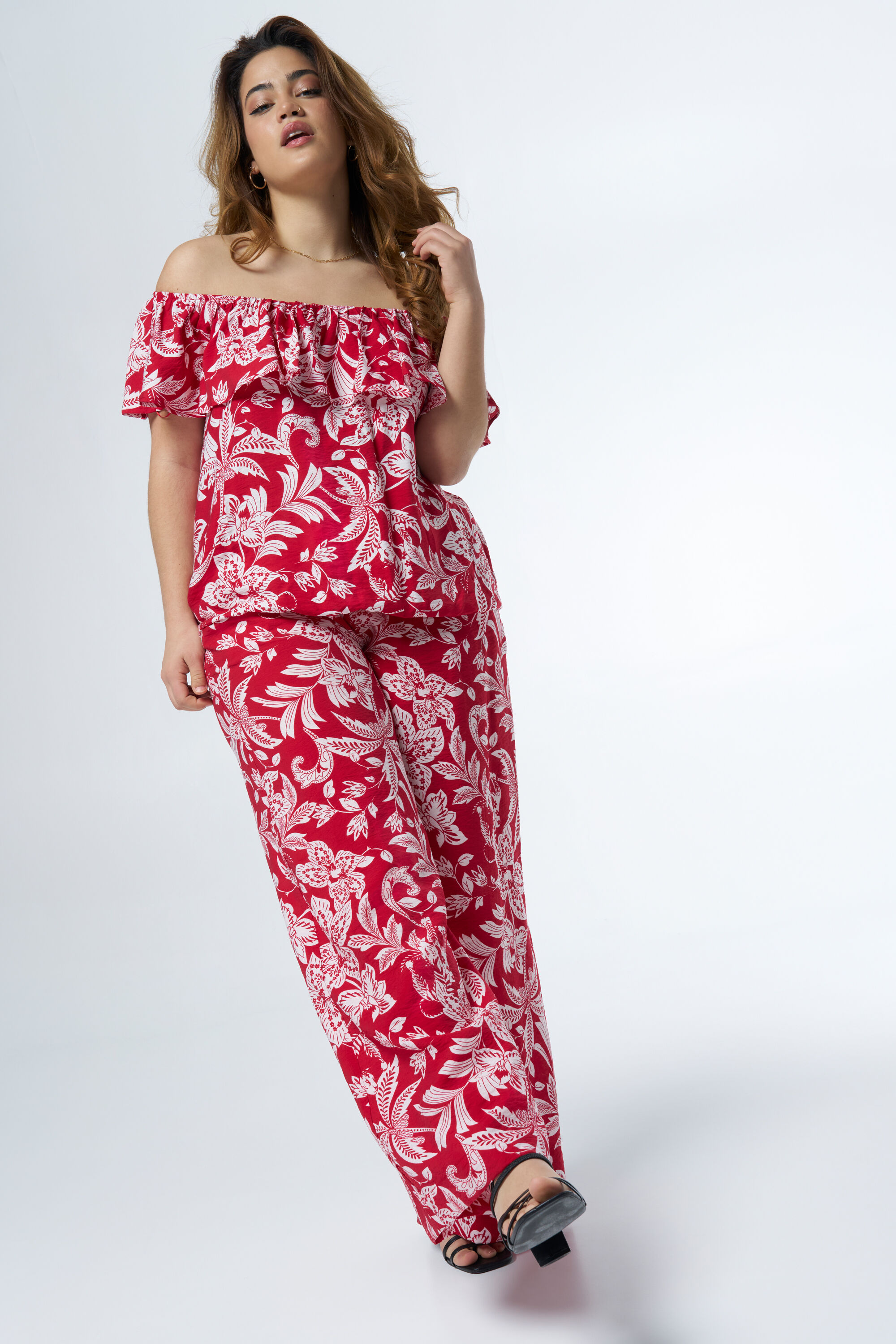 Top con los hombros al descubierto y estampado image number 6