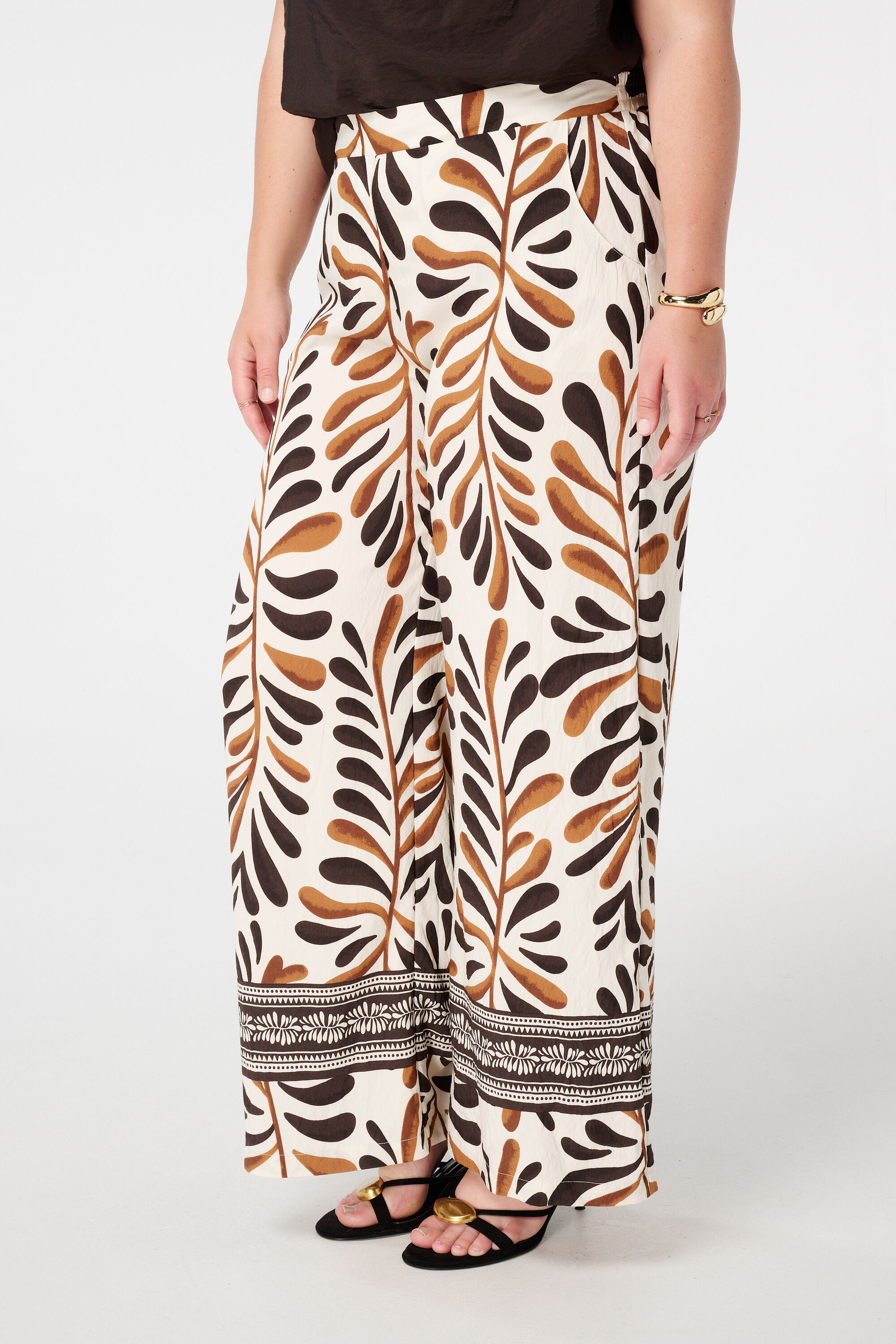 Pantalones anchos con estampado image number 5