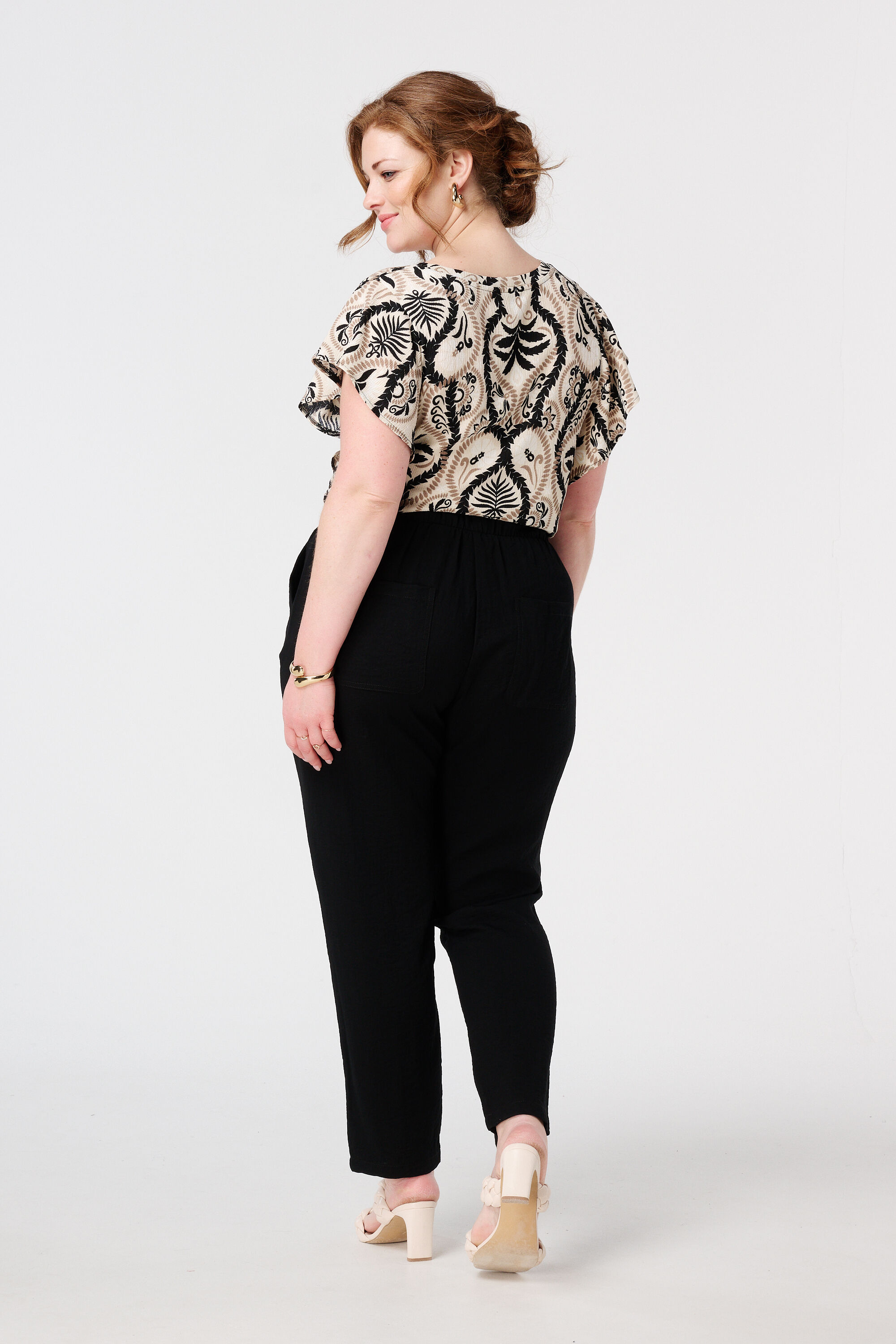 Pantalones c&oacute;modos con cord&oacute;n image number 3