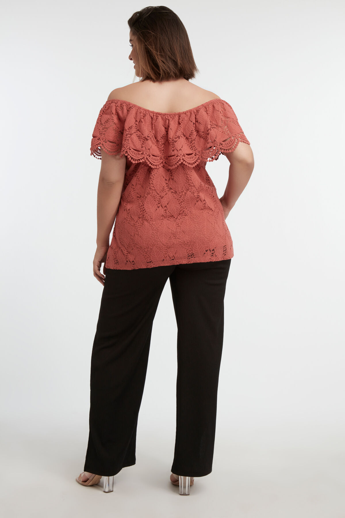 Top de encaje con hombros descubiertos image number 4