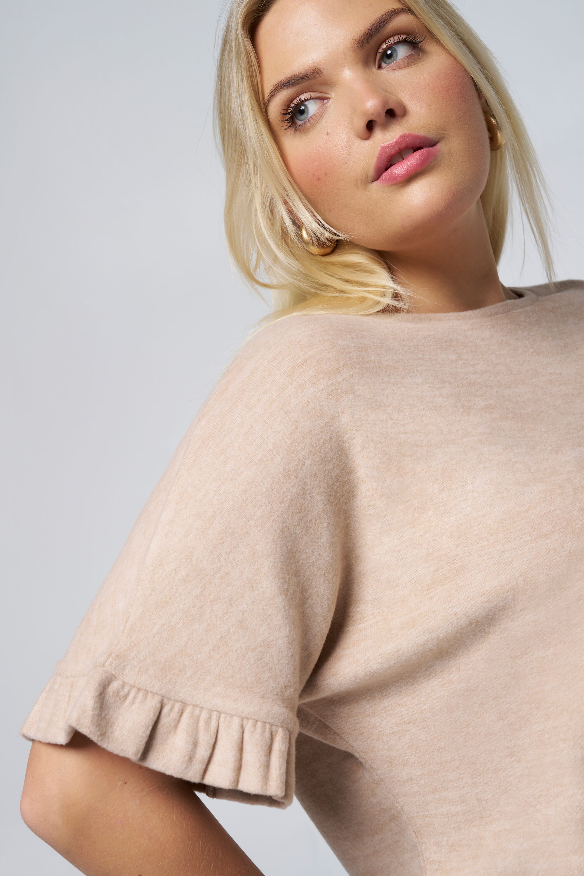 Top con mangas de volantes image number 4