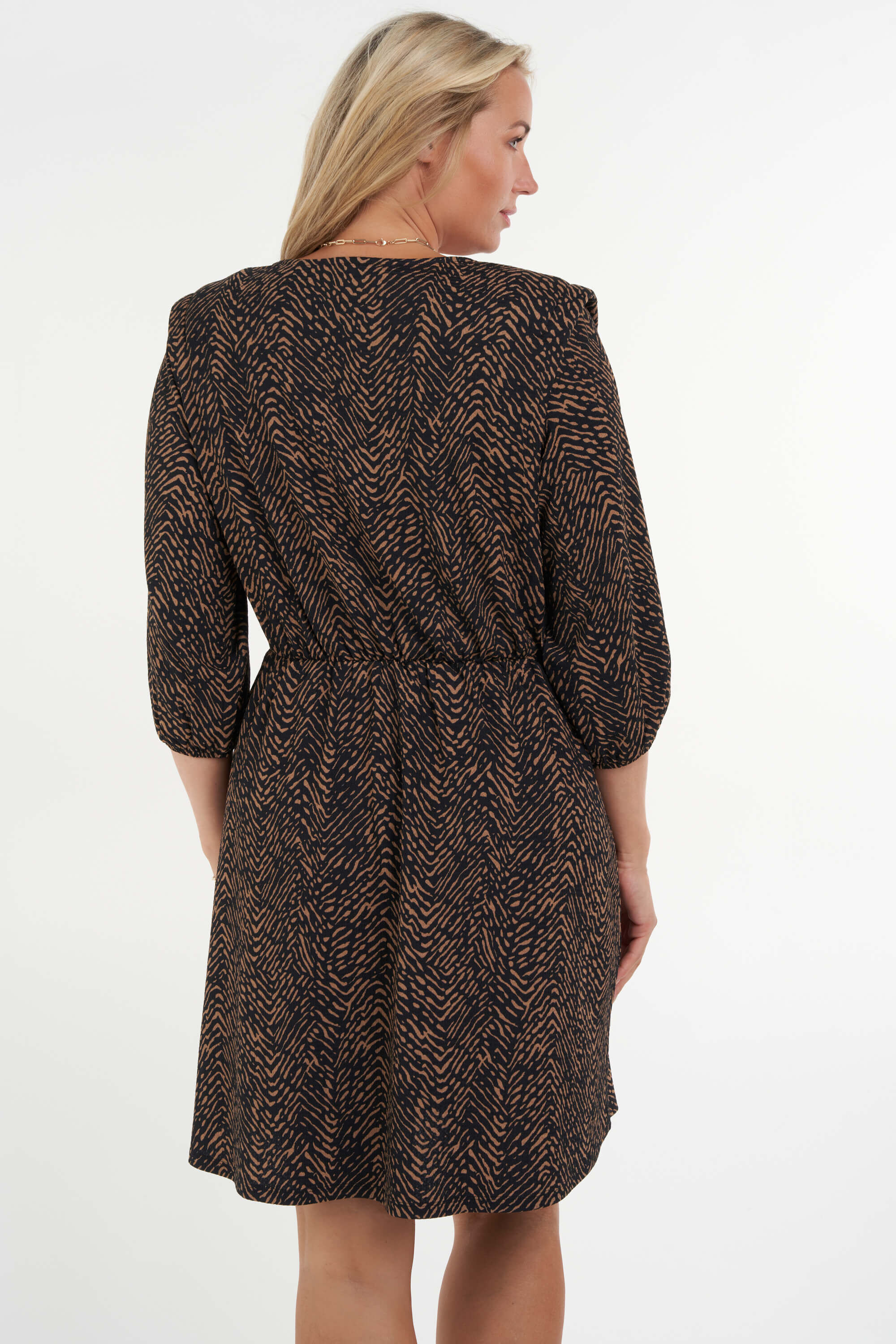 Vestido con hombreras image number 3