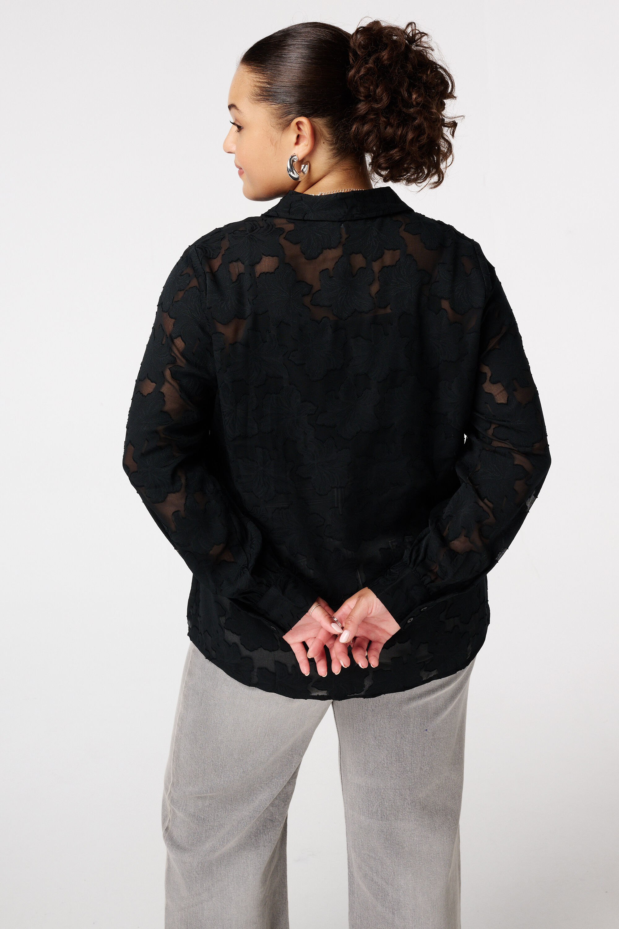 Blusa con detalles bordados image number 3