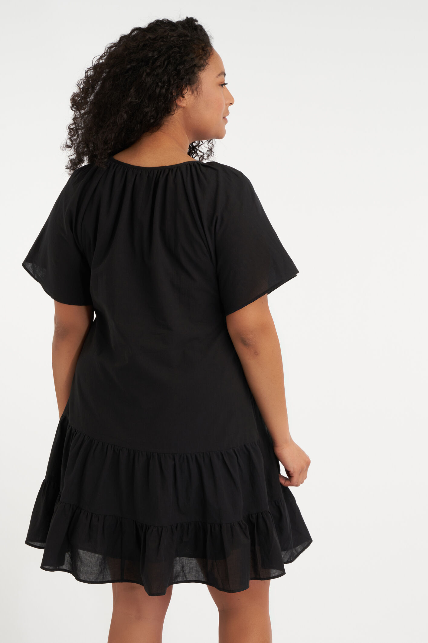 Vestido corto acampanado image number 3