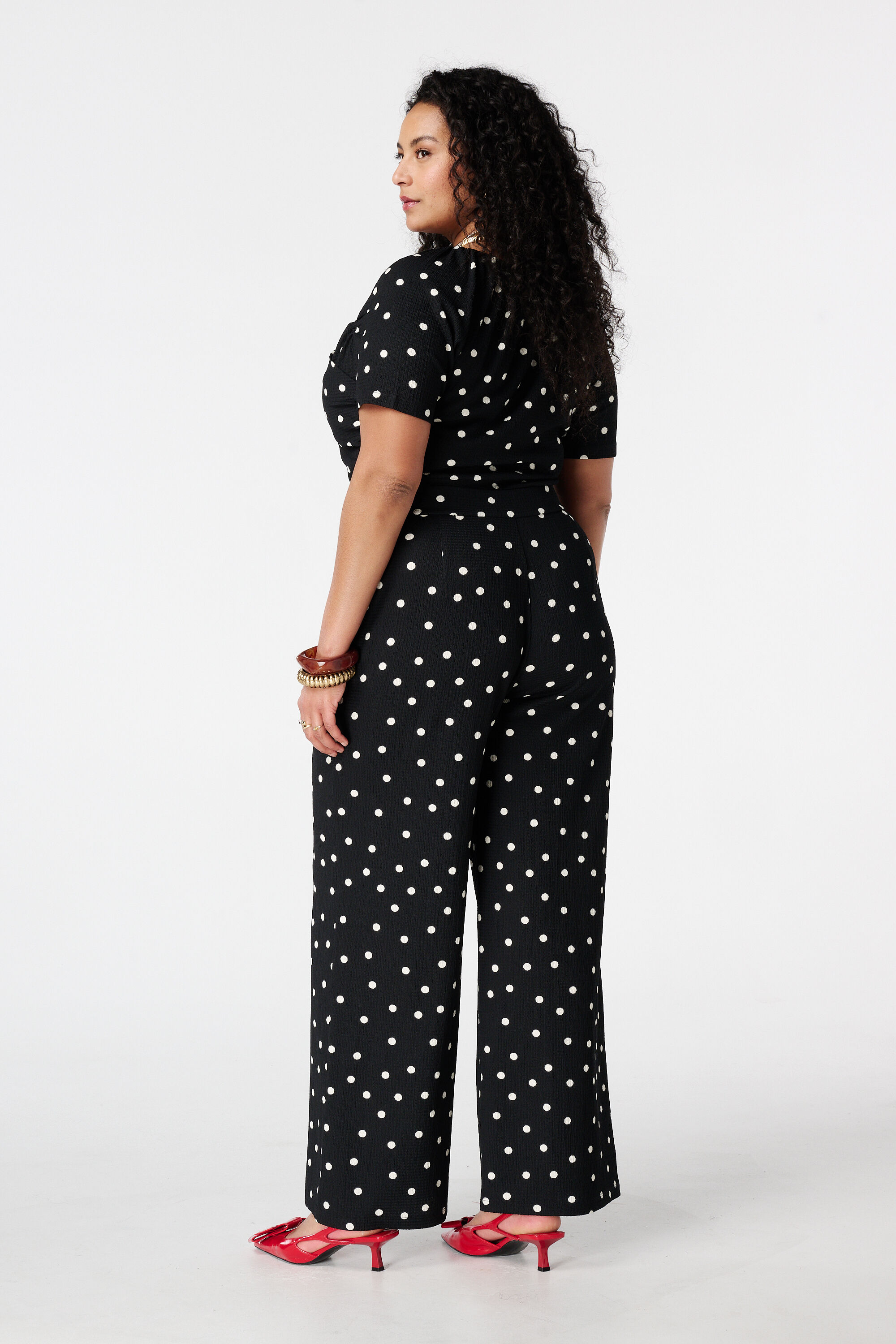 Mono con hombros descubiertos image number 3